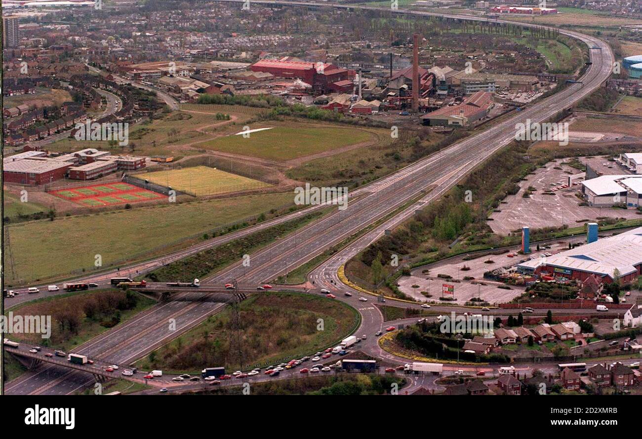 Der Autobahnverkehr wird in Walsall von der M6 abgezweigt, nachdem heute (Donnerstag) durch einen Sicherheitsalarm drei Autobahnen in den Midlands gesperrt wurden. Siehe PA Story POLI CE Motorway. Foto von David Jones/PA Stockfoto