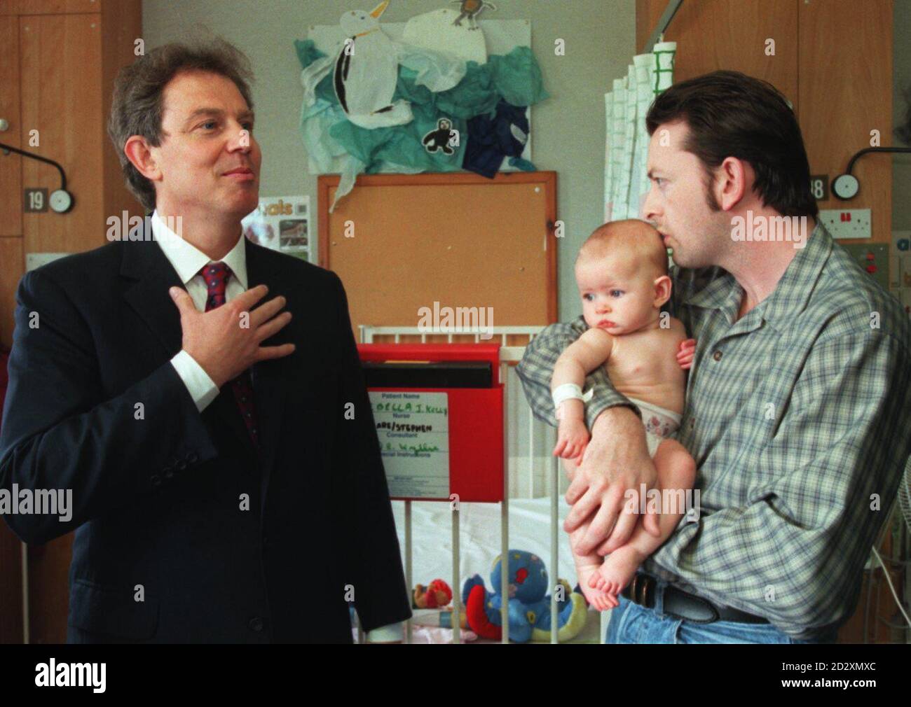 Arbeitsleiter Tony Blair trifft Rebecca Kelly und Vater Gordon heute (Samstag) auf der Kinderabteilung des South Cleveland Hospital, Middlesbrough. Siehe PA Story WAHL Blair. Poolfoto von Chris Harris. Stockfoto