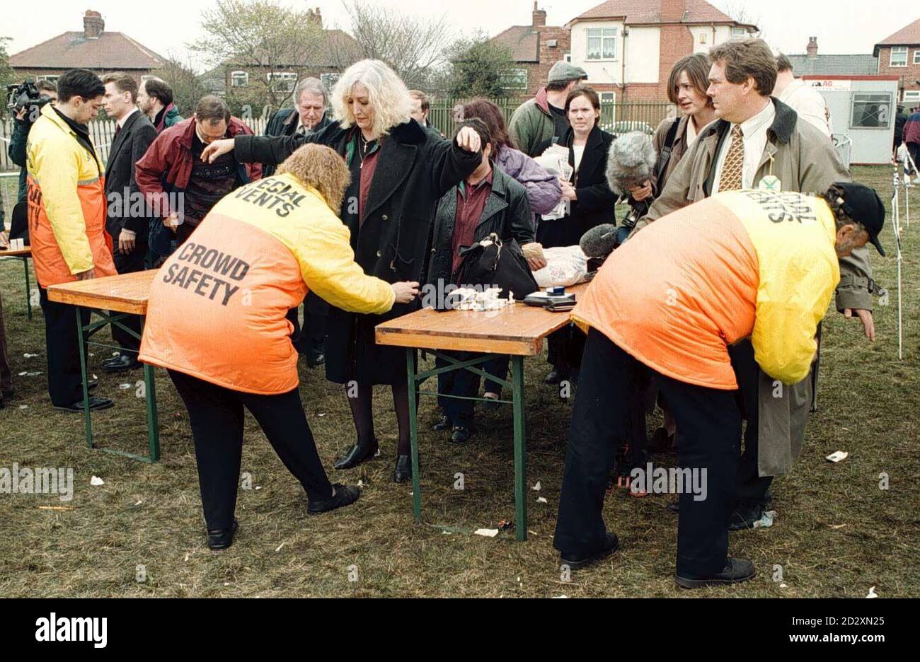 Sicherheitskräfte überprüfen die Rennfahrer, wenn sie heute Morgen (Montag) auf der Liverpooler Aintree-Rennbahn zum Rennen des Grand National ankommen. Das historische Rennen, das in diesem Jahr sein 150-jähriges Jubiläum feiert, wurde am Samstag wegen Bombenansagen abgesagt. Foto von Rui Vieira/PA. Stockfoto