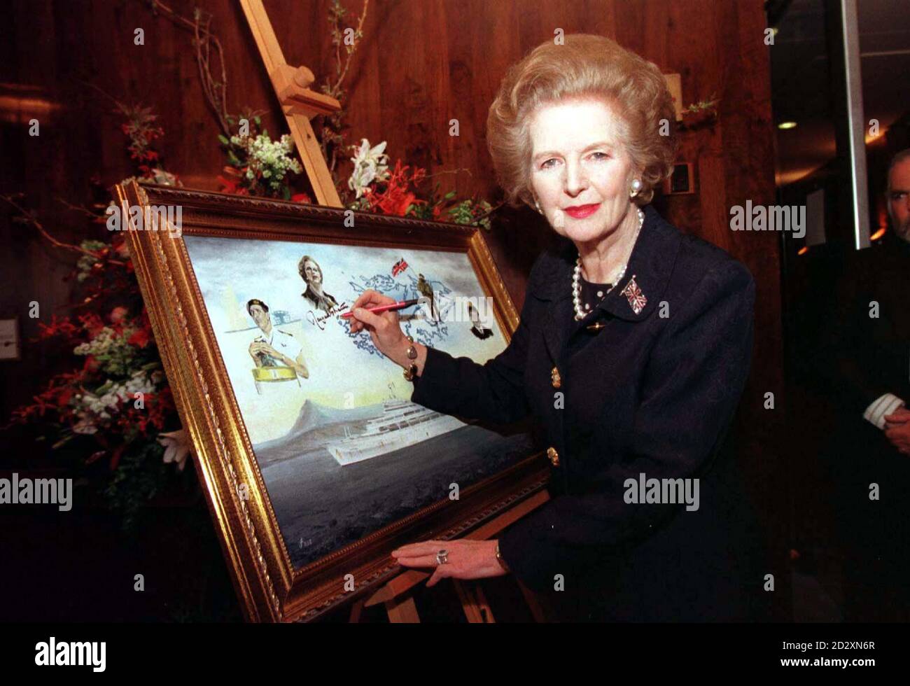 Baroness Thatcher signiert ein Ölgemälde, das die Canberra in San Carlos Water darstellt, während ihres Besuchs an Bord des großen weißen Liners heute (Dienstag), für ein Gedenkessen für Veteranen der Falklands-Kampagne in Southampton. Sehen Sie PA Story ROYAL Canberra. Foto von Tim Ockenden/PA. Stockfoto