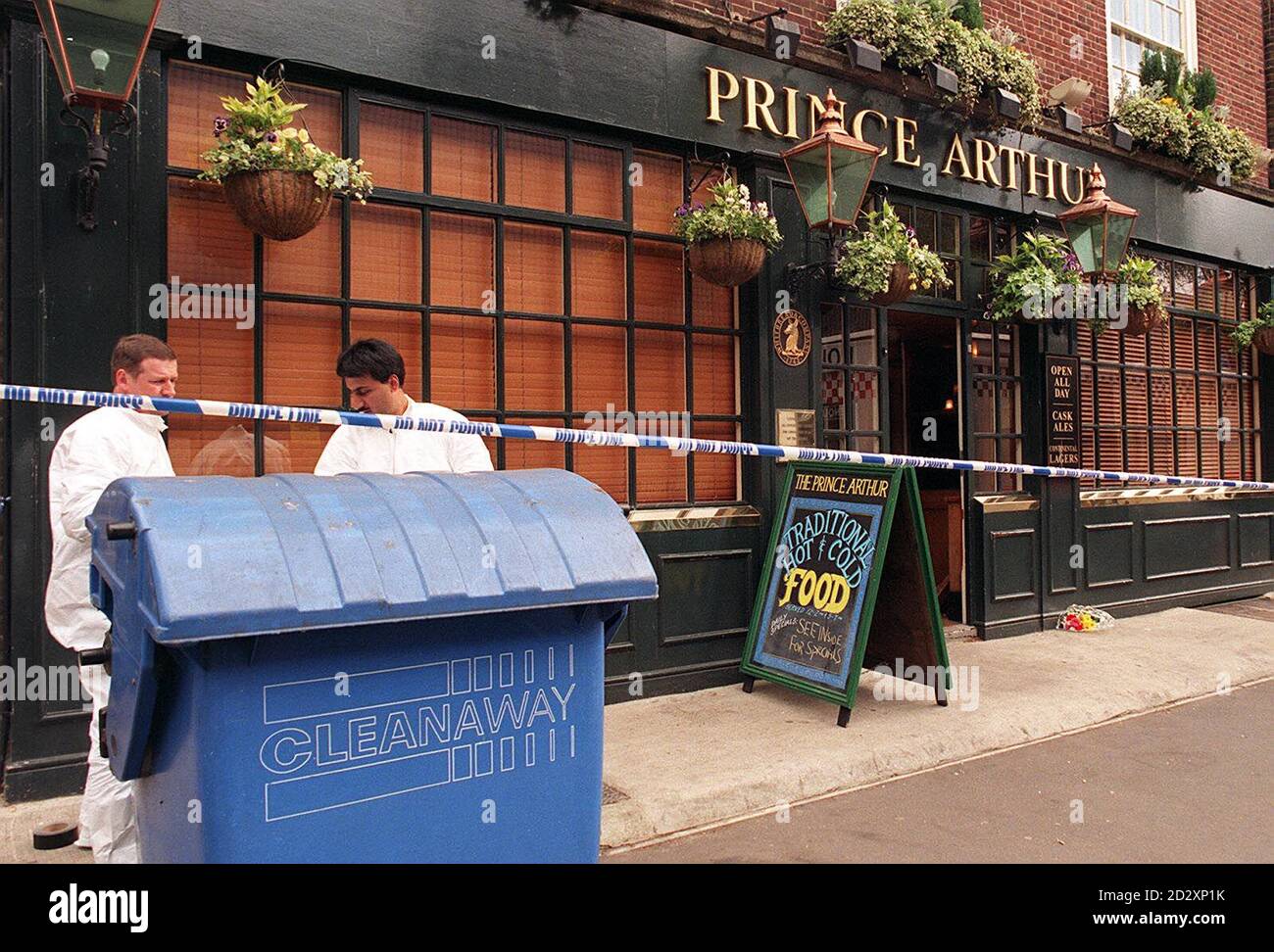 Forensische Beamte vor dem Prince Arthur Pub, in der Eversholt Street, in der Nähe von Euston im Zentrum von London, heute (Samstag), nachdem die beliebte Vermieterin Carol Fyfe am Donnerstag durch den Hals gestochen worden war. Foto von Rebecca Naden. Siehe Polizeimord von PA Story Stockfoto