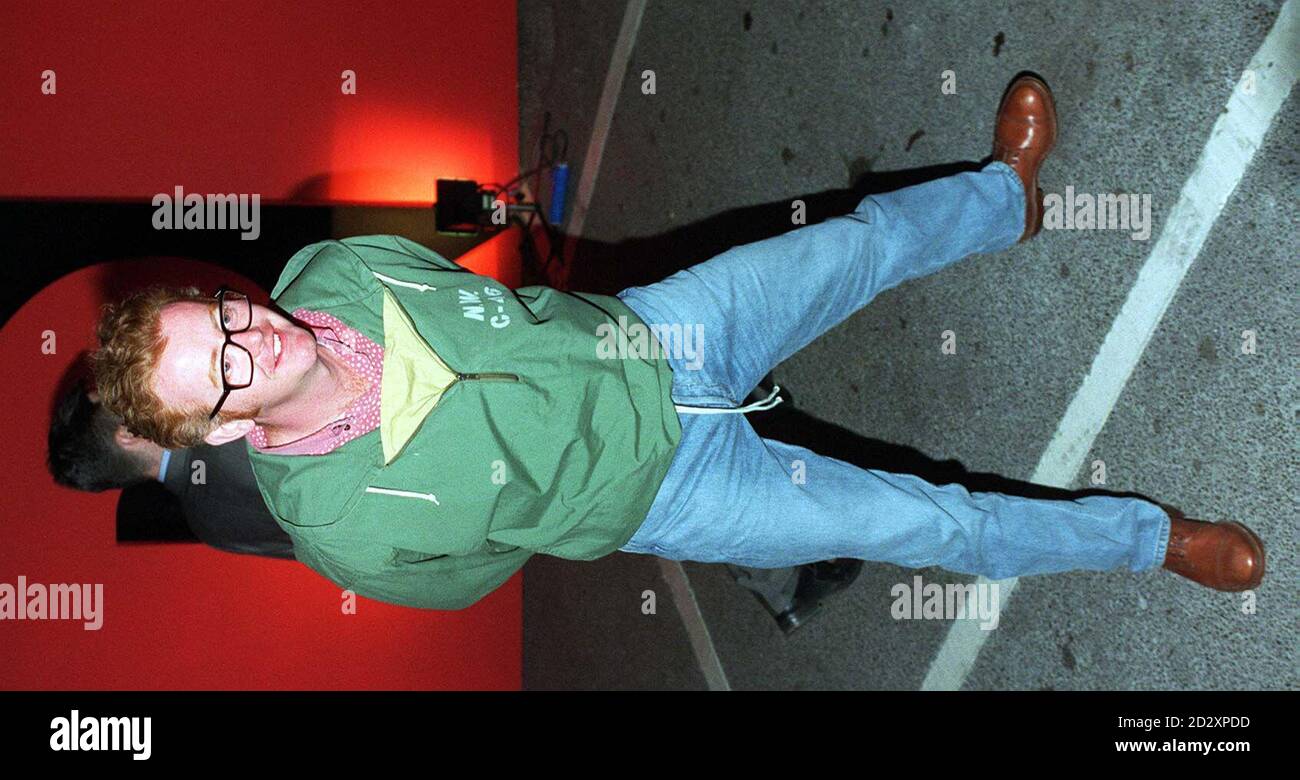 TV-Moderator Chris Evans im Londoner Chelsea Cinema gestern Abend (Donnerstag) zur Premiere des Films Scream. Drew Barrymore Stars neben 'Friends' Star Courteney Cox in dem Film, der am 2. Mai landesweit eröffnet. Foto von David Cheskin/PA. Stockfoto