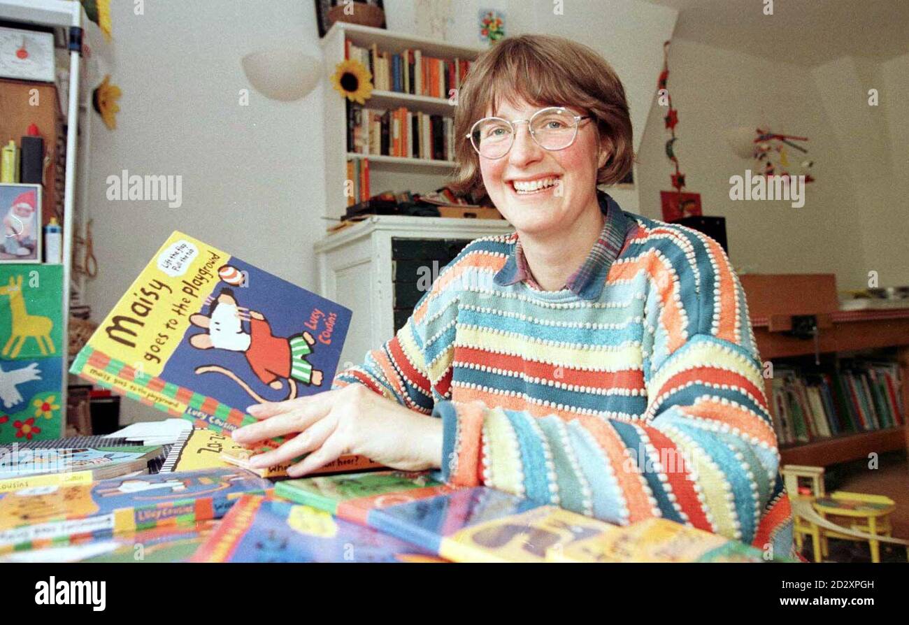 Lucy Cousins, Autorin und Illustratorin von Kinderbüchern, an ihrem  Schreibtisch in ihrem Haus in der Nähe von Petersfield, Hampshire. Die  Buchreihe von Frau Cousin über „Maisy Mouse“ hat sich bei Kindern auf