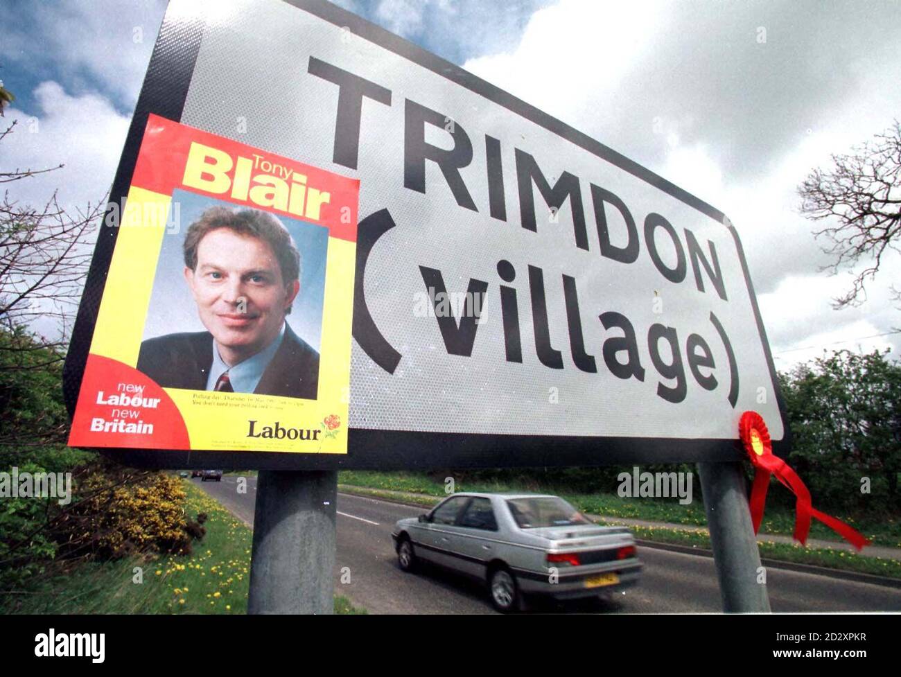 Ein Plakat der Labour Party mit Tony Blair auf dem Schild für Trimdon, Co Durham, dem Heimatdorf des Labour-Führers. Herr Blair wird für die Parlamentswahl am Donnerstag in sein eigenes Konfitum zurückkehren. Stockfoto