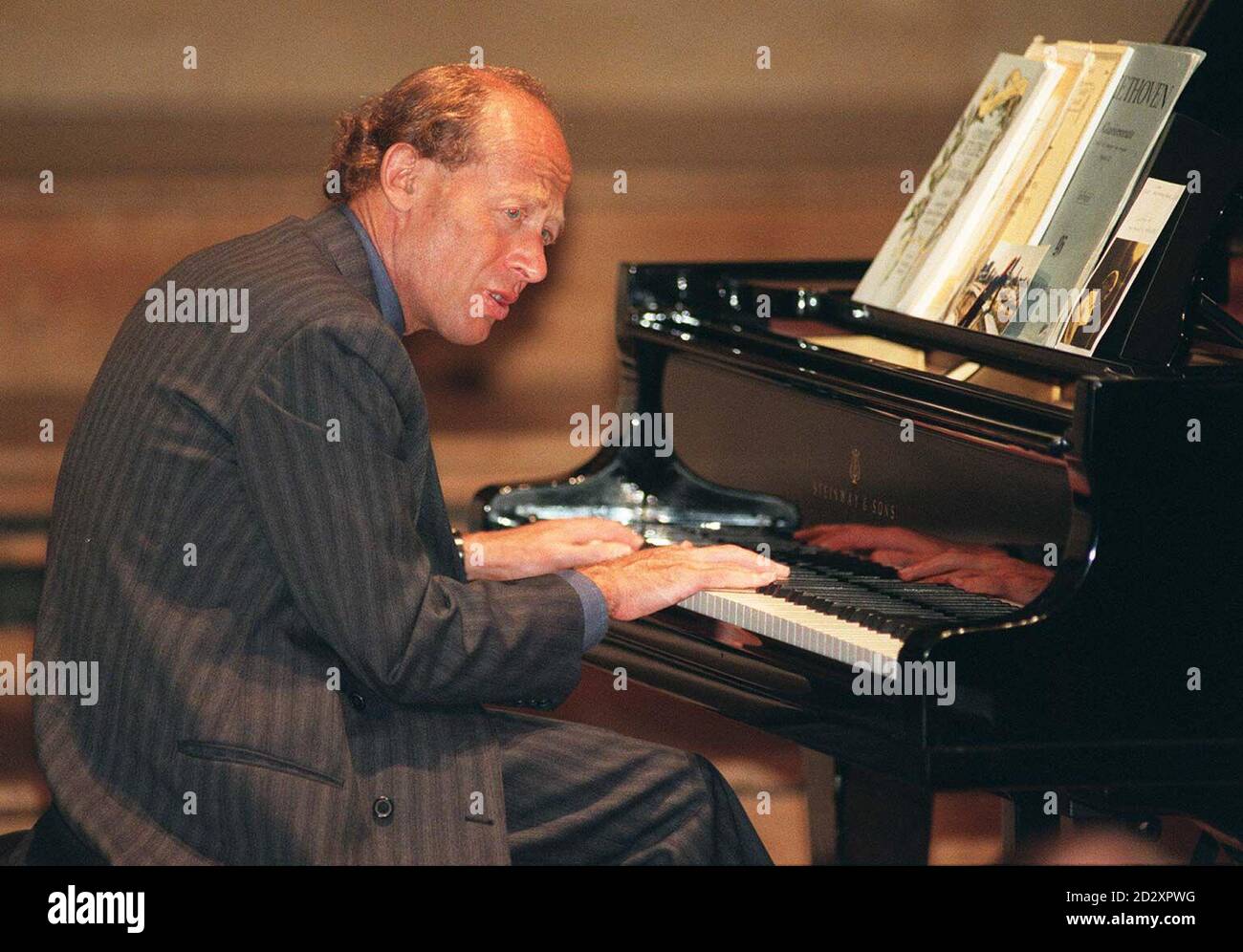 Der australische Pianist David Helfgott, der Gegenstand des preisgekrönten Films Shine ist, probt in der Royal Festival Hall, bevor er morgen (Montag) sein Debüt in Großbritannien mit einer ausverkauften Konzerttournee macht, um sein neues Album 'Brilliantissimo' zu promoten. Foto von Fiona Hanson/PA Stockfoto