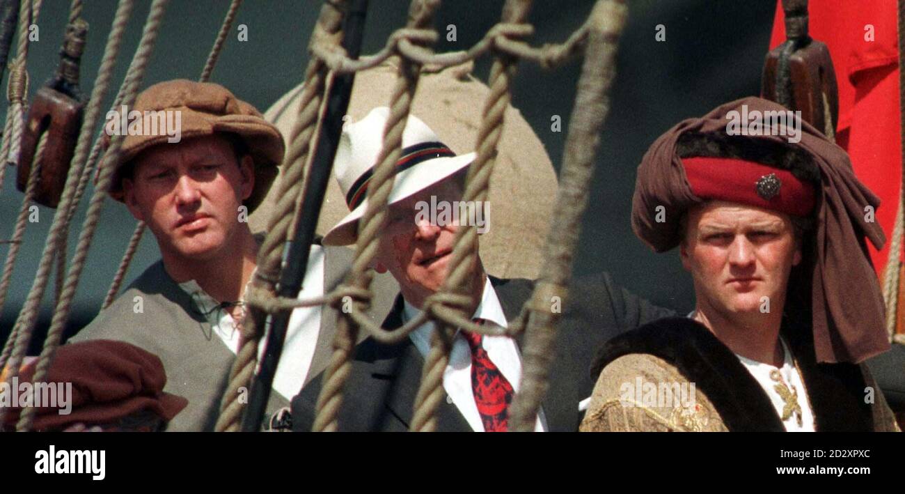Der Herzog von Edinburgh (Mitte) mit der Mannschaft in ihren mittelalterlichen Kostümen, während seiner kurzen Reise an Bord der "Matthew" auf der ersten Etappe der Schiffsreise von Bristol nach Neufundland heute (Freitag). Siehe PA Story... Foto Barry Batchelor/PA. Siehe PA Story SAIL Matthew. Stockfoto