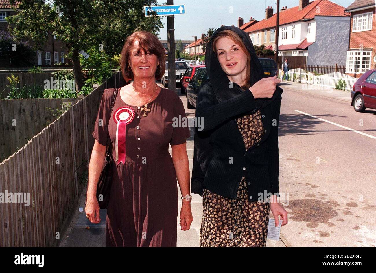 Sir James Goldsmiths Frau Annabel und Tochter Jemima verlassen das Wahllokal in Ham, Surrey, nachdem sie ihre Stimmen abgegeben haben. * 29/12/2000: Jemima Khan, die Frau des Cricketers Imran. Sie, ihre beiden Kinder, ihre Mutter Annabel - die Witwe des Geschäftsmannes Sir James - und ihr Bruder Benjamin waren an Bord eines British Airways Jumbo 747, der von Gatwick nach Nairobi reiste, als ein Verrückter in das Cockpit einbrach und es außer Kontrolle geratene. Mehrere Passagiere wurden verletzt, während das Flugzeug lauerte, während die Piloten kämpften, um die Kontrolle wiederzuerlangen. Stockfoto