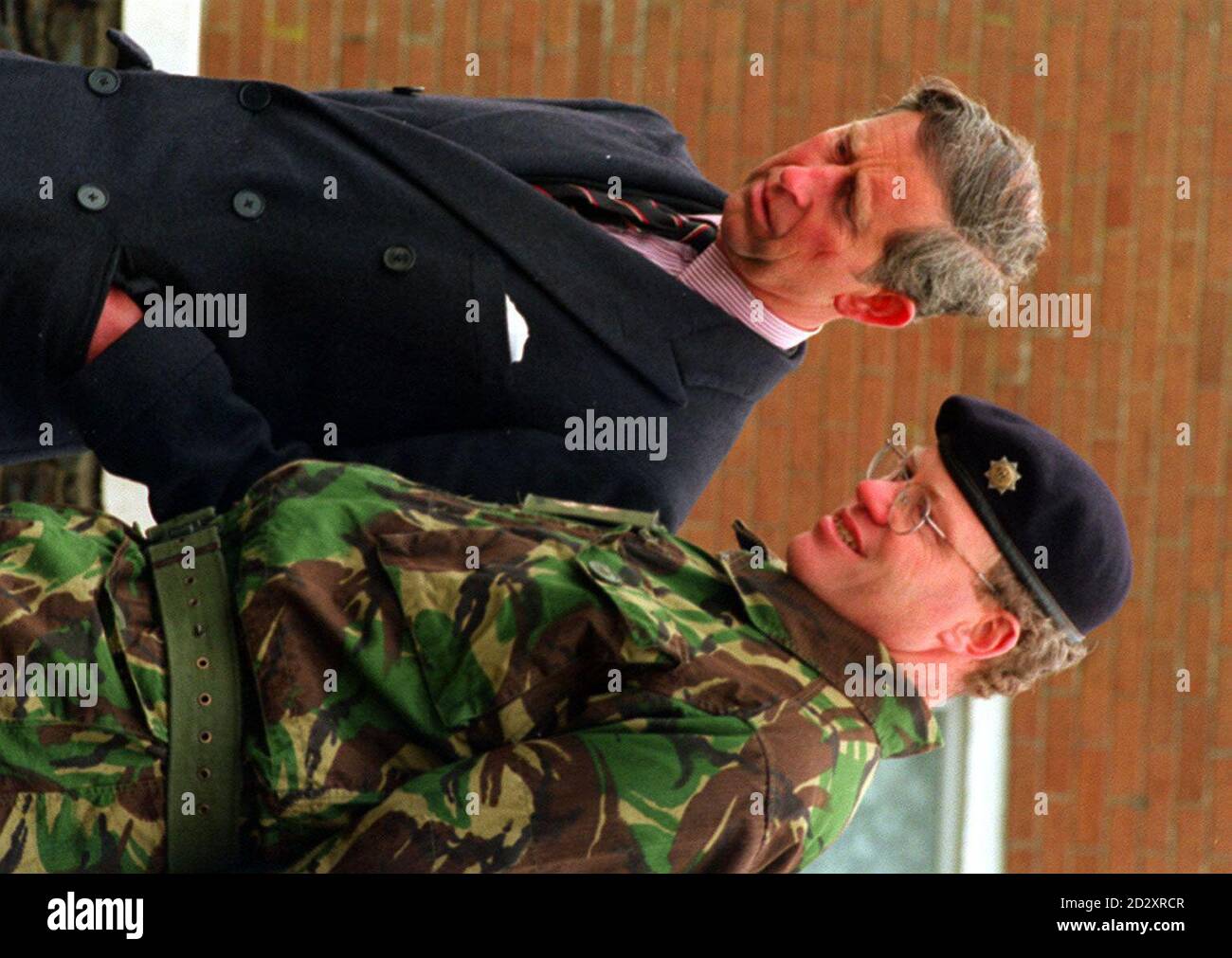 HRH der Prinz von Wales zollt seinen Respekt an einer Gedenkstätte für die Opfer des Droppin-Brunnenbombardierens vor 14 Jahren, als sie das Cheshire-Regiment heute in ihrer Ballykelly-Basis besuchen. Hier zu sehen, begleitet vom Kommandanten des 1. Bataillons des Cheshire Regiments, dessen Oberst Fürst Charles ist, Oberstleutnant Oberstleutnant Bryan Watters. PA-Foto. Stockfoto