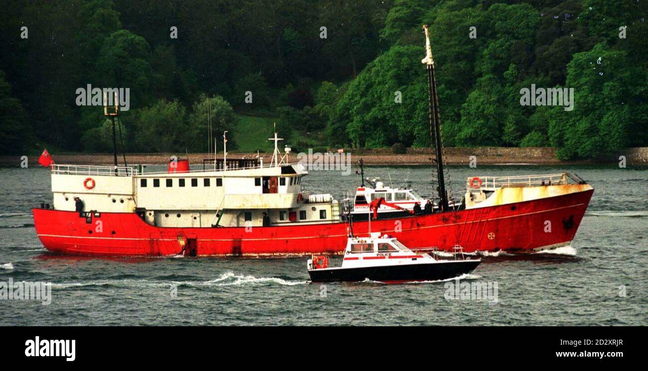 Das 279 Tonnen schwere Motorschiff Simon de Danser kommt heute (Samstag) unter Begleitung zweier Polizeianfänge in Plymouth an. Eine zweite Royal Marine, die der Elite Special Boat Squadron angeschlossen war, erschien heute vor Gericht wegen Verschwörung zur illegalen Einfuhr von Drogen angeklagt, sagte die Polizei. Foto von Nigel Bennett/PA. Siehe PA Story GERICHTE Drogen. Stockfoto