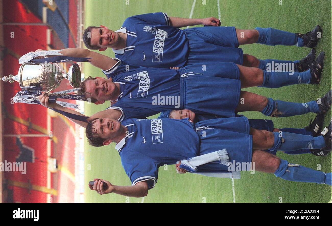 Whitby Town Spieler (von links) Andrew Toman, David Logan und Graham Williams feiern mit dem Pokal, nachdem sie North Ferriby im heutigen (Sa) FA Carlsberg Vase Finale in Wembley besiegt haben. Foto von Tony Harris/PA Stockfoto