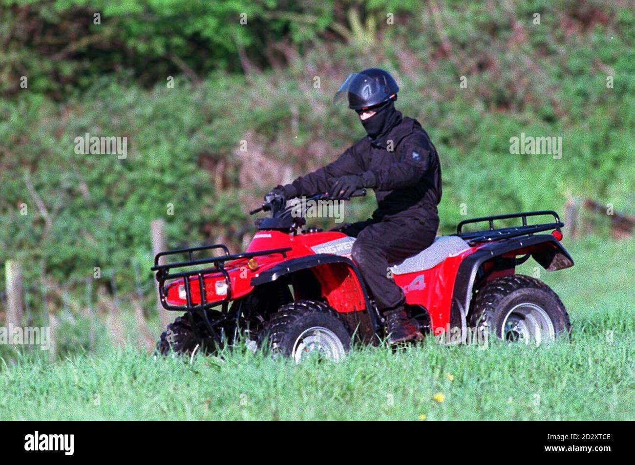 Schwarz gekleidete Männer mit Helmen kamen heute auf Offroad-Quads (Di) an, um den Gerichtsvollziehern zu helfen, rund 100 Demonstranten zu vertreiben, die derzeit auf dem Gelände einer geplanten zweiten Start- und Landebahn für den Flughafen Manchester campen. Einige Demonstranten haben sich tief in unterirdische Tunnel vergraben und auf Bäume geklettert, um die Gerichtsvollzieher zu vermeiden und den Bau zu stoppen. Foto von TonySpencer. Siehe PA Story UMGEBUNG Runway. BILD ZEIGT.BLACK HELMETED 'POLIZEI ' AUF 4 WHEEEL LAUFWERK BUGGY Stockfoto