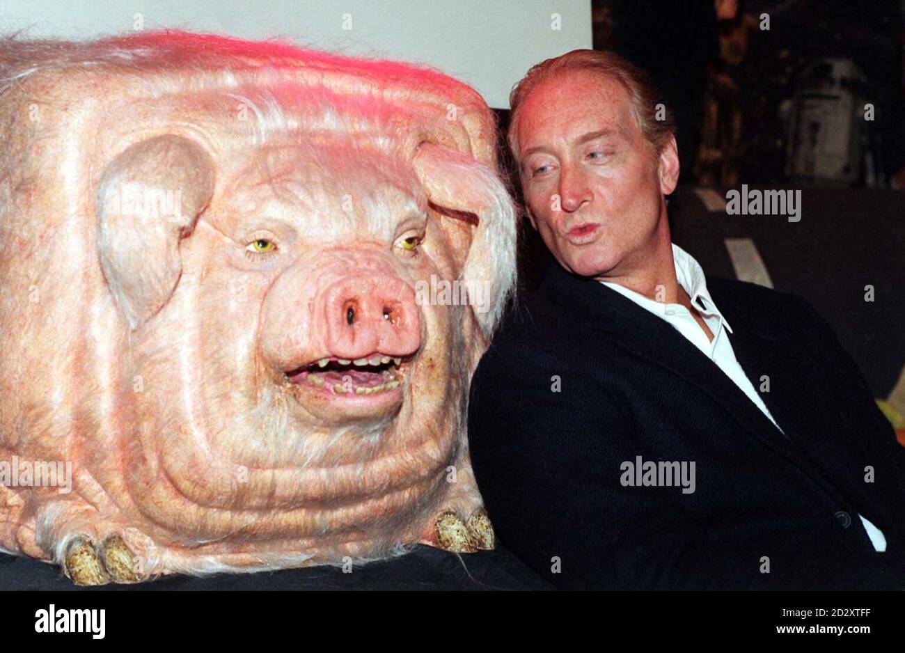 Schauspieler Charles Dance, Star des neuen futuristischen Films "Space Truckers" im Planet Hollywood Restaurant in London heute (Mittwoch) mit seinem Co-Star, dem "quare-shaped pig", das er der beeindruckenden Film-Erinnerungsstücke-Sammlung des Restaurants gespendet hat. Foto von Sean Dempsey/PA. Stockfoto