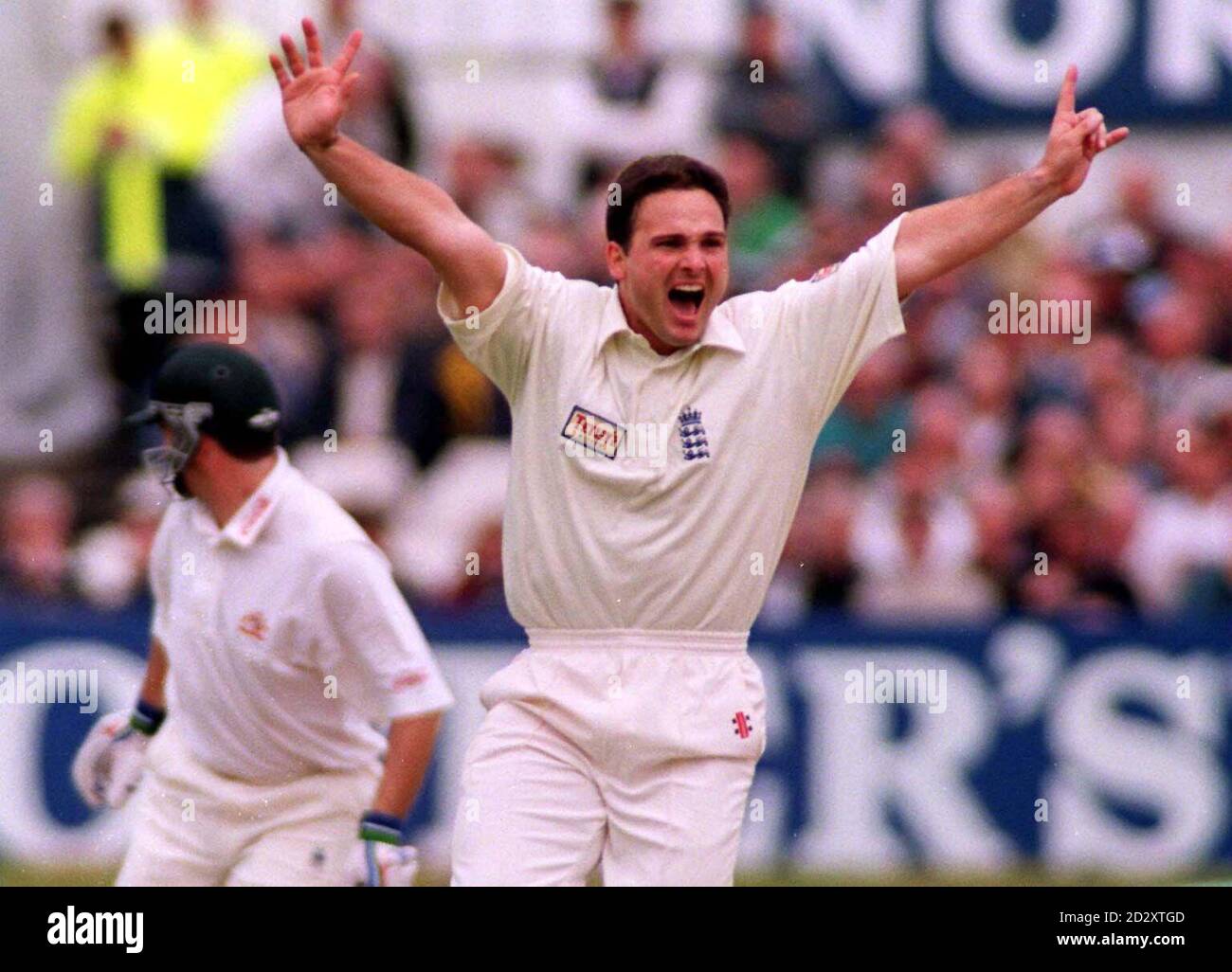 Der englische Mark Ealham feiert heute (Donnerstag) in Headingley einen L.B.W mit dem australischen Steve Waugh (hinten). Foto von Owen Humphreys/PA. Stockfoto