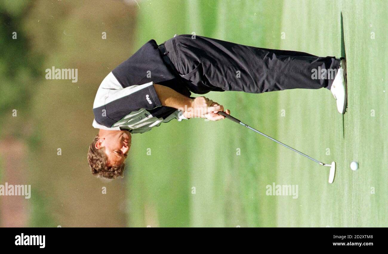 Ian Woosnam setzt sich auf den 18. Green und führt heute (Samstag) bei der zweiten Runde der Volvo PGA Championship in Wentworth mit 9 unter parr an. Foto Tim Ockenden/PA Stockfoto