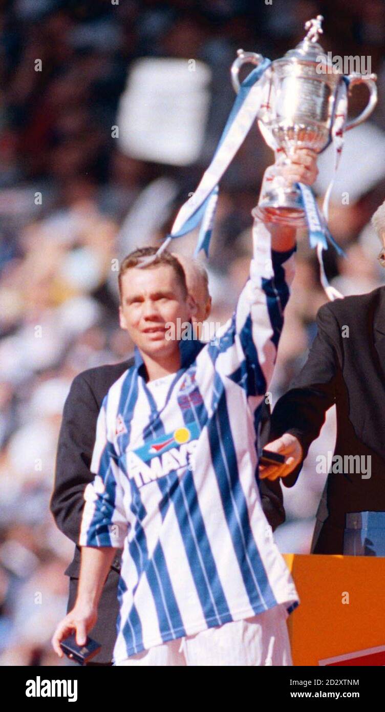 Pokalheld Paul Wright hält den Tennent's Scottish Cup nach seinem Team, Kilmarnock, schlug Falkirk 1-0 bei der heutigen (Samstag) Finale in Ibrox. PA Foto von Chris Bacon/PA Stockfoto