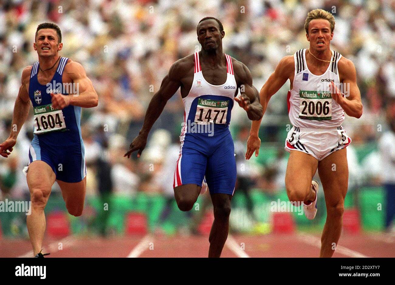 Der britische Linford Christie fährt in der morgendlichen (mittwochs) Hitze um 200 m im Olympiastadion in Atlanta nach Hause. Foto von John Giles/PA. Stockfoto