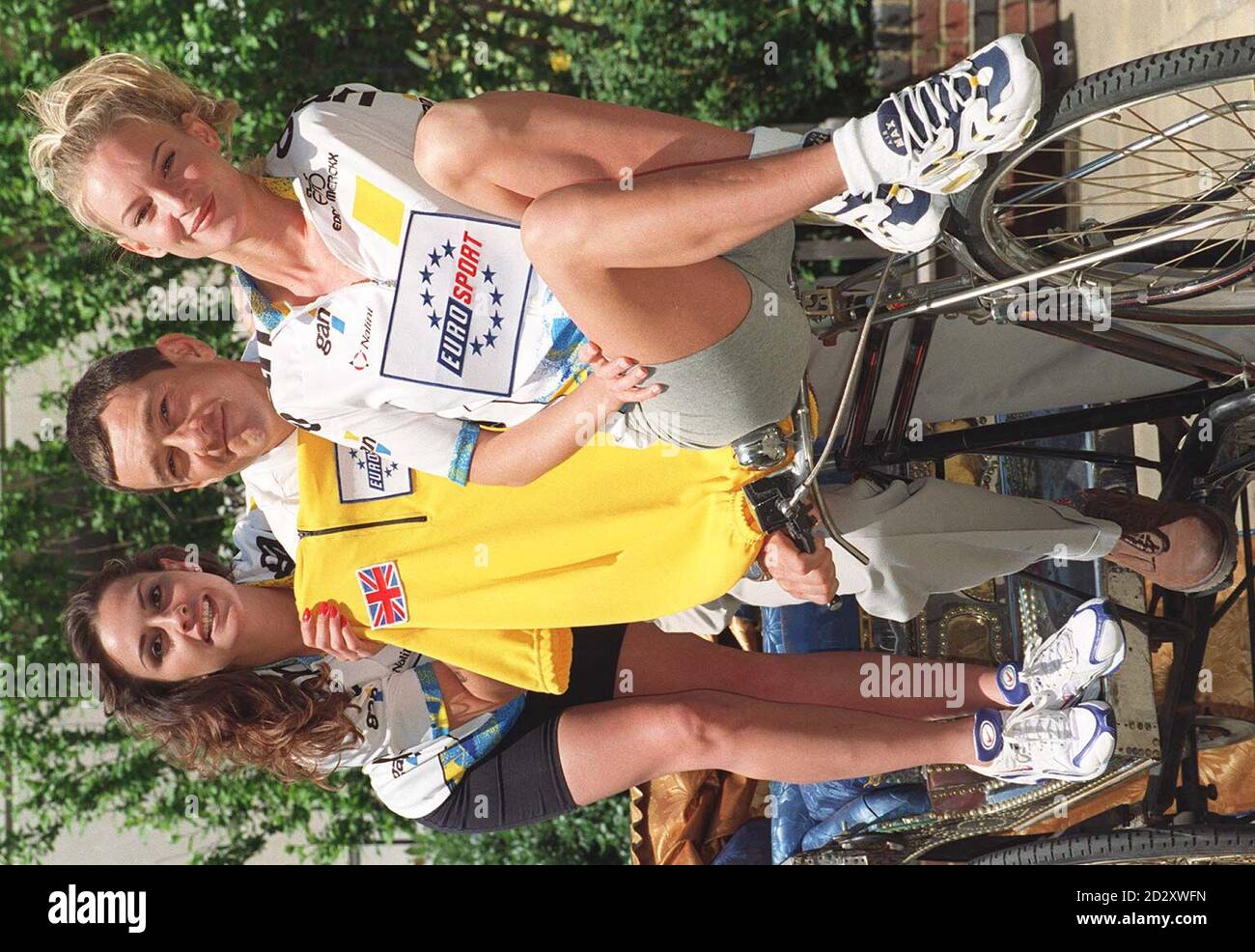 Der Oylmpic-Medaillengewinner Chris Boardman wird von Lisa Bangert und Silver Barmham (rechts) begleitet, um Eurosports Berichterstattung über die Tour de France zu starten. Foto von Dave Cheskin/PA Stockfoto