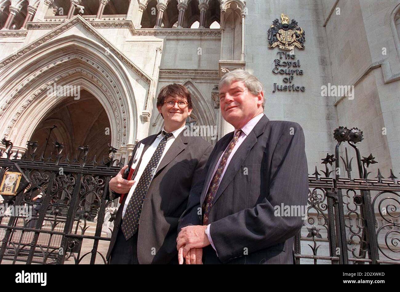 Der Herausgeber des Guardian Alan Rushbridges (links) und der ehemalige Herausgeber des Guardian Peter Preston vor dem High Court in London heute Morgen (Mittwoch), wo ihr Verleumdungsverfahren mit dem ehemaligen Tory-Kabinettsminister Jonathan Aitken über seine Eignung für ein öffentliches Amt heute beginnt. Es wird behauptet, dass der Ex-Abgeordnete für South Thanets Karriere und Vermögen von seiner Verbindung mit mehreren Mitgliedern der saudischen Königsfamilie abhängig war, deren volle Wirkung er der Öffentlichkeit verbarg. Siehe PA Geschichte GERICHTE Aitken. Foto von Tony Harris/PA. Stockfoto