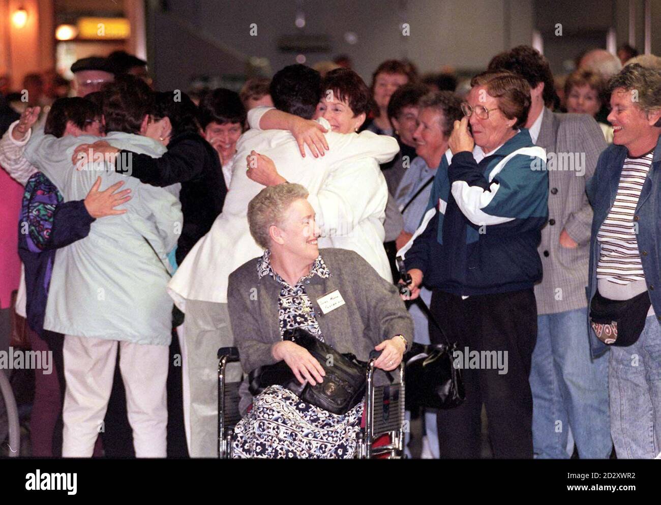 Eine Gruppe britischer und irischer Frauen, die vor 50 Jahren als Waisenkinder nach Australien geschickt wurden, kam heute (Mittwoch) nach Großbritannien zurück. Die Frauen wurden am Flughafen Heathrow inmitten emotionaler Szenen mit Freunden und Familienangehörigen getroffen. Viele kamen auf eine entdeckungsreise, um sich mit Familien zu verbinden, die sie noch nie getroffen hatten. Siehe PA Story SOCIAL Australia. Foto von David Cheskin/PA. Stockfoto