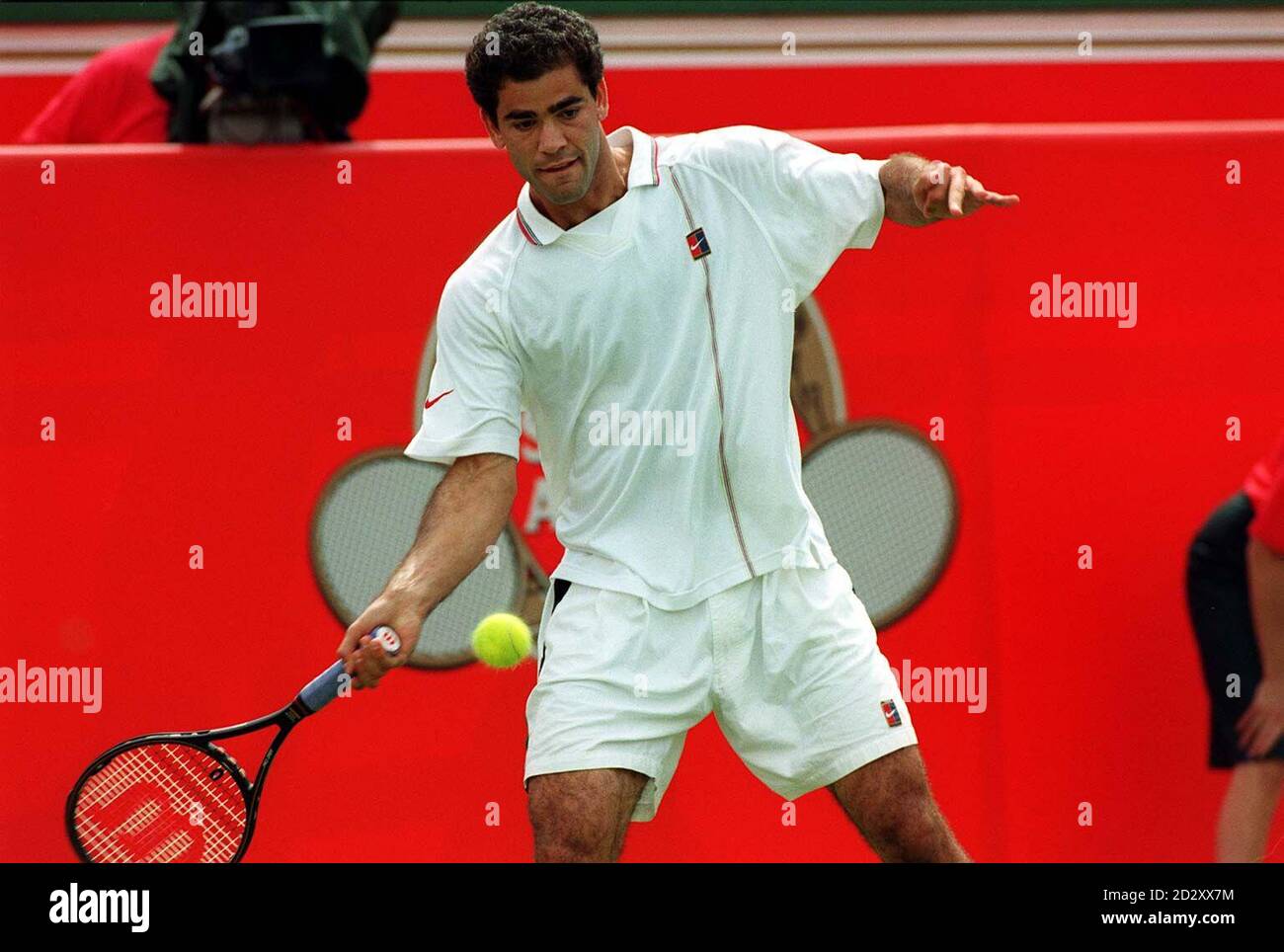 World No 1 Pete Sampras Wahrend Seines Spiels Gegen Javier Frana Beim Stella Artois Turnier Im Queen S Club In London Heute Mittwoch Sampras Der Champion Von 1995 Fuhr Mit Einem Komfortablen 51 Minutigen