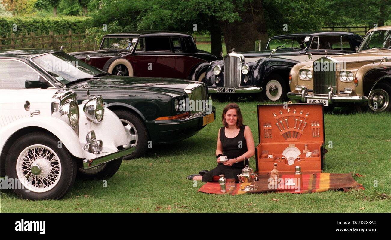 Sotheby's Jessica Percival sitzt mit einer Louis Vuitton Picknickbox, geschätzt auf 14,000, mit einer Auswahl von Autos, darunter (links) ein 1935 Bentley 3 1/2 Liter, geschätzt auf 35,000 und ein Bentley Continental R 1992, Geschätzt auf 110,000 und die teuerste Ausstellung im Angebot auf der Automobilia Auktion im Althorp Park, morgen (Samstag). Foto von Rebecca Naden/PA Stockfoto