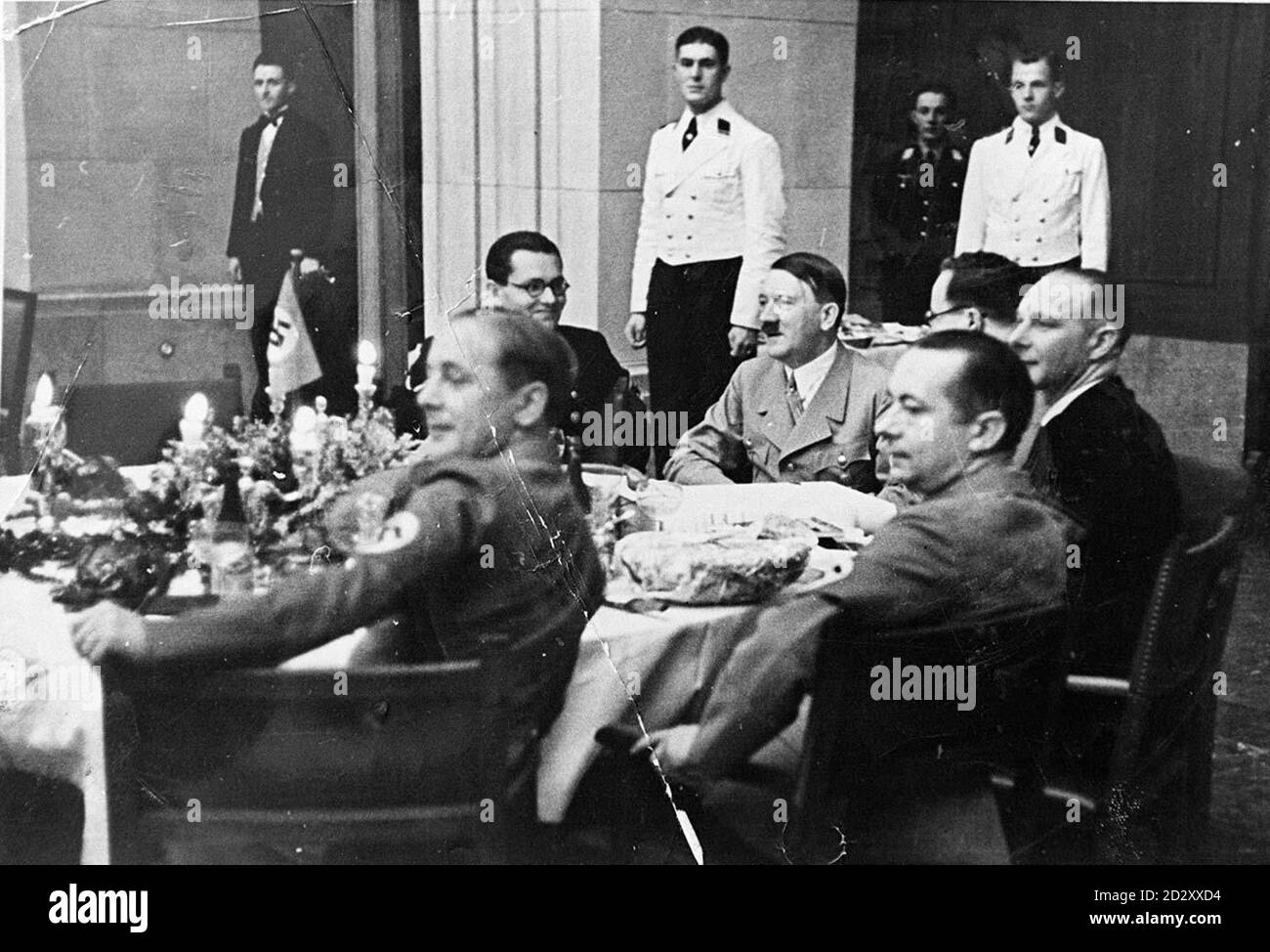 Die Szene bei einem Nazi-Dinner, mit Adolf Hitler (Mitte rechts). Das Bild stammt aus Fotografien und Papieren, die vom Führertisch im Hitlerbunker aufgenommen wurden und noch existieren. * Laut dem pensionierten freien Journalisten Dave Starbuck, 60, aus Walsall, West Midlands, der jetzt das Material hat, wurden die Gegenstände von Ronnie Read von Paramount News aus dem Bunker genommen, nachdem die Alliierten die Stadt erobert hatten. Stockfoto