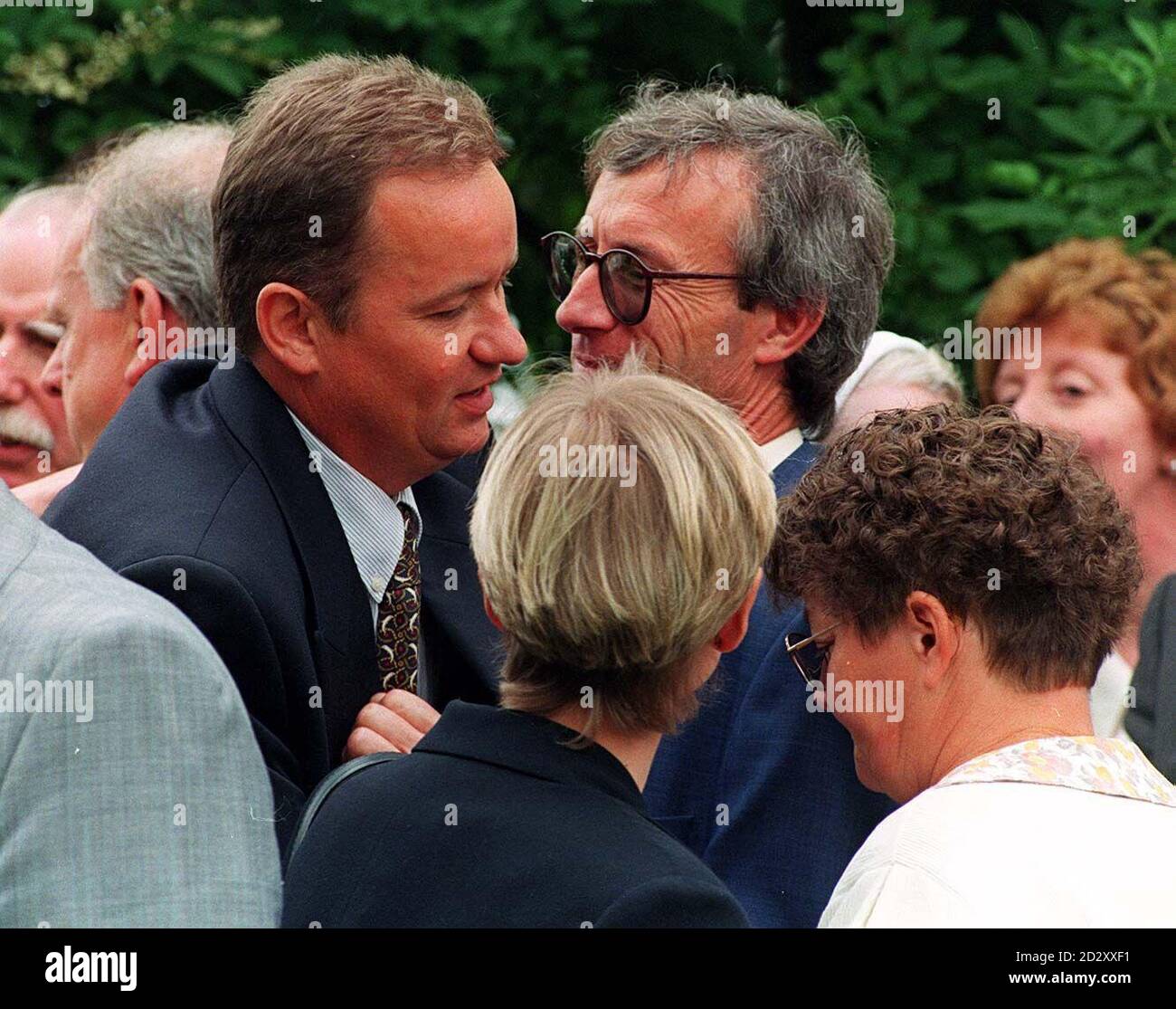 Bernard Figard (Brille) wird von John Dickinson (dessen Tochter Caroline in Frankreich ermordet wurde) in einem Gedenkgarten in der St. Andrews Church, Ombersley, begrüßt, um die französische Studentin Celine Figard zu ermorden. Im Vordergrund Madame Martine Figard (rechts) und Sue Dickinson. Siehe PA Geschichte MEMORIAL Celine. BILD DAVID JONES/PA Stockfoto