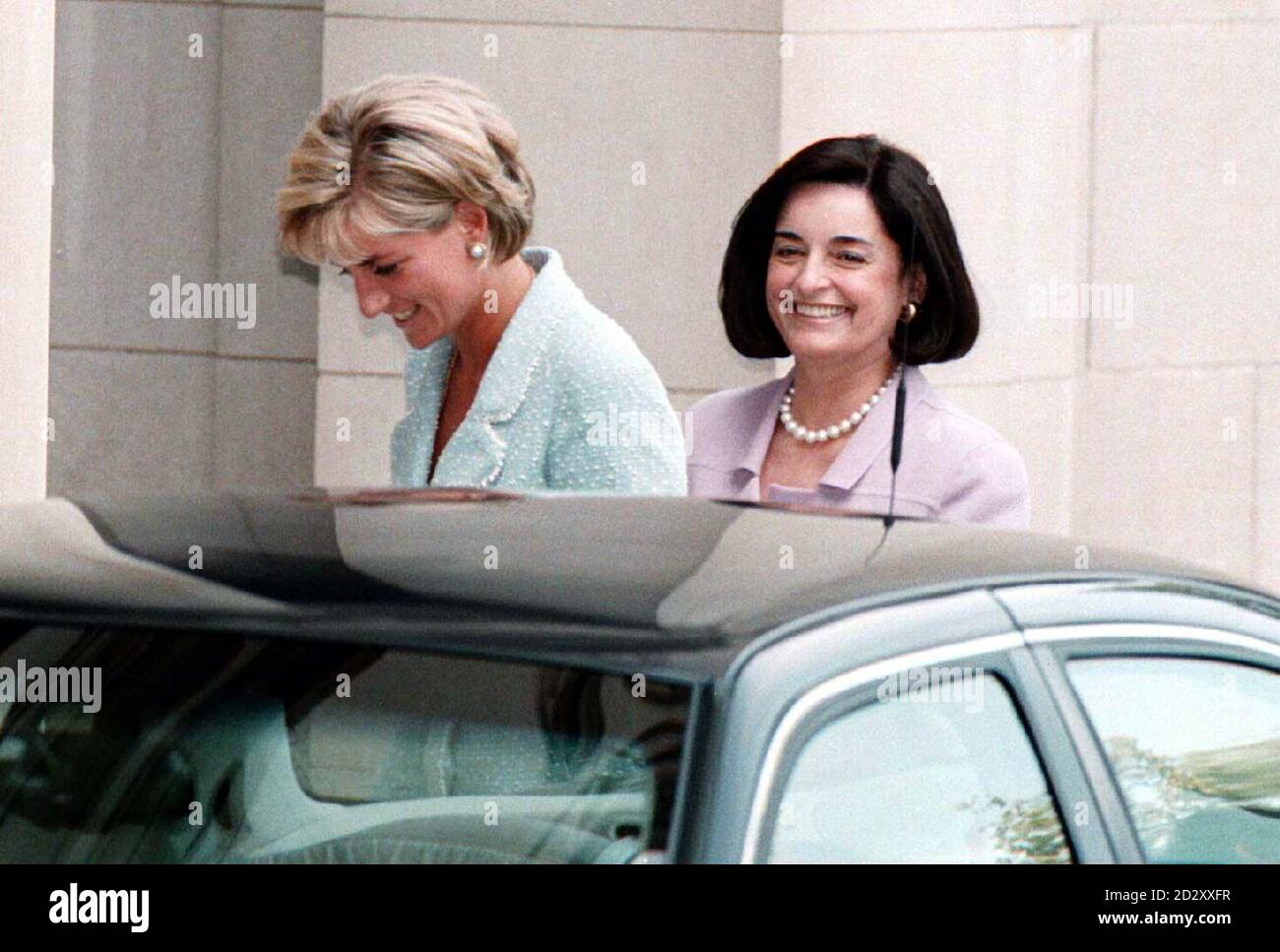 Diana, die Prinzessin von Wales, mit Lucia Flecha de Lima Ehefrau des brasilianischen Botschafters in Washington, nachdem sie heute Abend (Montag) aus London in ihrer Residenz angekommen war. FOTO VON JOHN STILLWELL/PA. Stockfoto