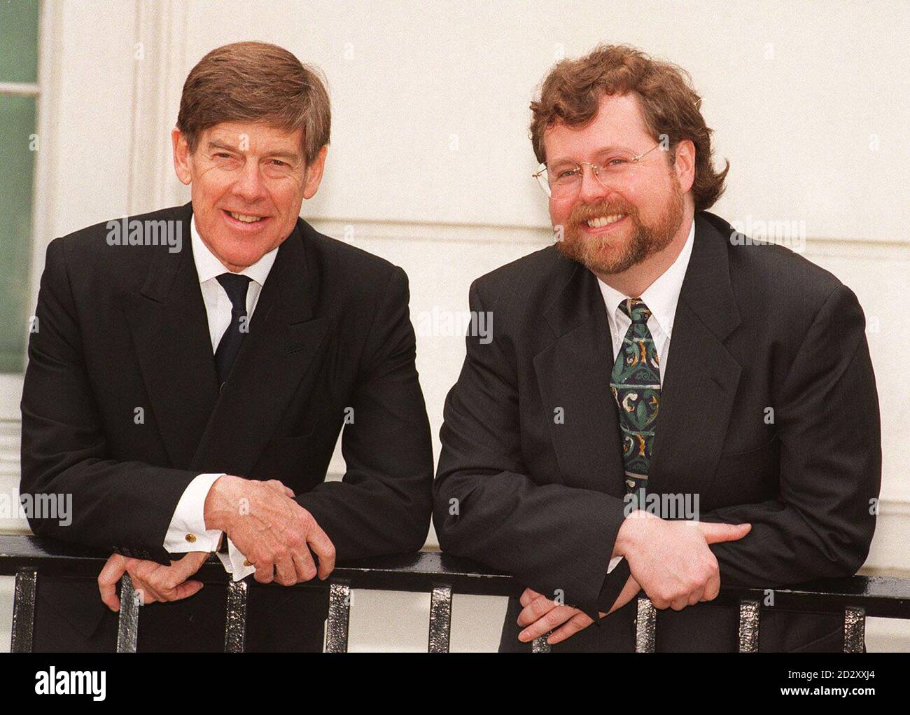 Der Vizekanzler der Universität Cambridge, Professor Alec Broers (links) und Microsoft Chief Technology Officer Nathan Myhrovold vor dem Lanesborough Hotel in London heute (Dienstag) nach einer Pressekonferenz, um die bestätigten Pläne des amerikanischen Computersoftware-Giganten für ein 50 Millionen "silicon fen Forschungszentrum" in Cambridge bekannt zu geben. Siehe PA Story EDUCATION Microsoft. Foto von Michael Stephens/PA. Stockfoto