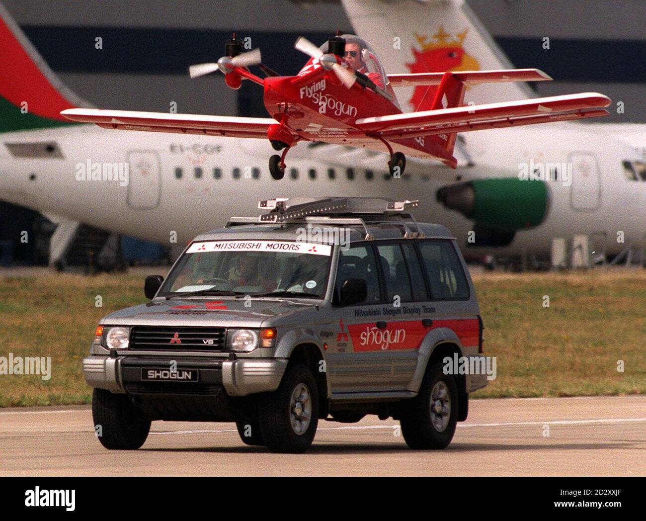 Pilot Tim Senior vom Acrosuperbaties-Team startet heute (Dienstag) das kleinste pilotierte Flugzeug der Welt vom Dach eines Mitsubishi Shogun am Flughafen London City. Das CRI CRI Flugzeug, nur 13ft lang und 4ft hoch mit einer Spannweite von 16ft, wurde die Landebahn hinunter gefahren, bis die Shogun 70 mph erreichte. An dieser Stelle hob das Flugzeug ab und zirkulierte vor der Landung die Docklands. Foto von Fiona Hanson. Stockfoto