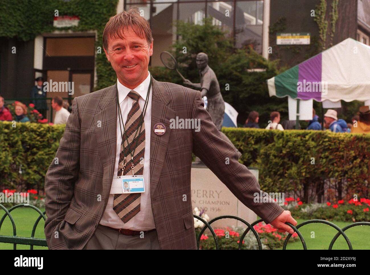 Der britische Trainer David Lloyd steht heute Nachmittag (Mittwoch) vor der Fred Perry-Statue auf dem Gelände des All England Lawn Tennis Club, Wimbledon. Perry war der letzte britische Mann, der den Wimbledon-Einzeltitel gewann. Foto von Fiona Hanson/PA. Stockfoto