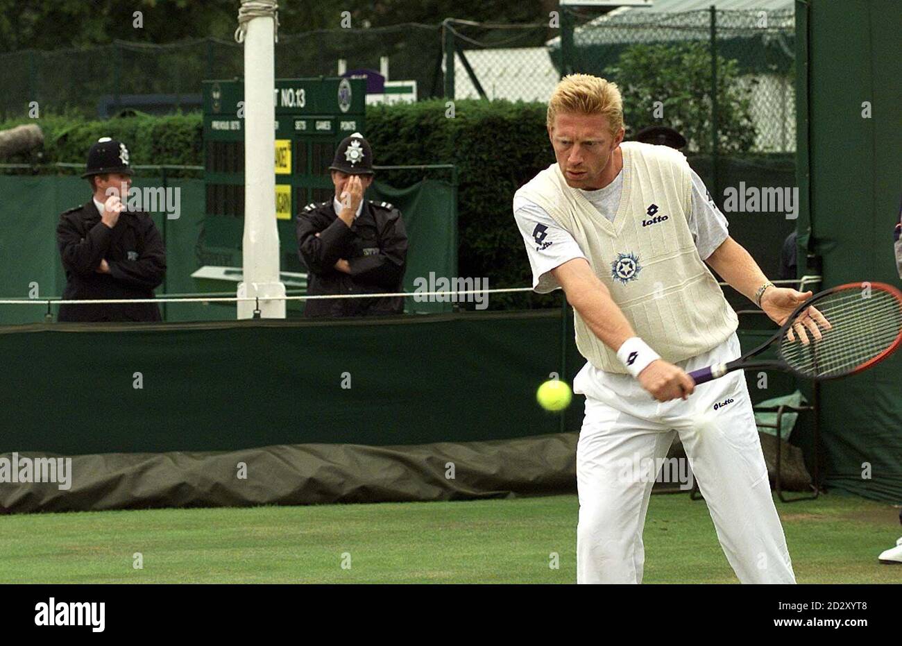 Der ehemalige Champion Boris Becker übt heute Morgen (Montag) unter dem wachsamen Blick zweier Polizisten in Wimbeldon. Becker trifft den Briten Mark Petchey an diesem Nachtoon für ihr drittes Spiel. Foto von Adam Butler/PA/edi. Stockfoto