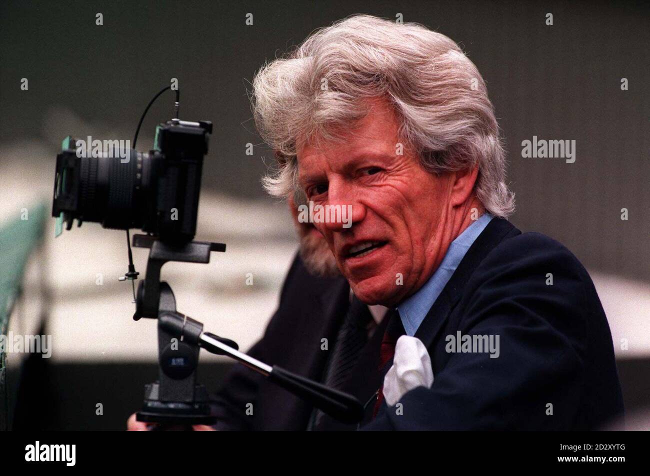 Mit einer Großformatkamera und einem Assistenten gesellt sich der Gesellschaftsfotograf Lord Lichfield heute Nachmittag (Montag) zu den Sportfotografen auf dem Wimbledon-Mittelhof während des Jewgeny Kafelnikov gegen Jason Stoltenburg. Foto von Adam Butler/PA Stockfoto