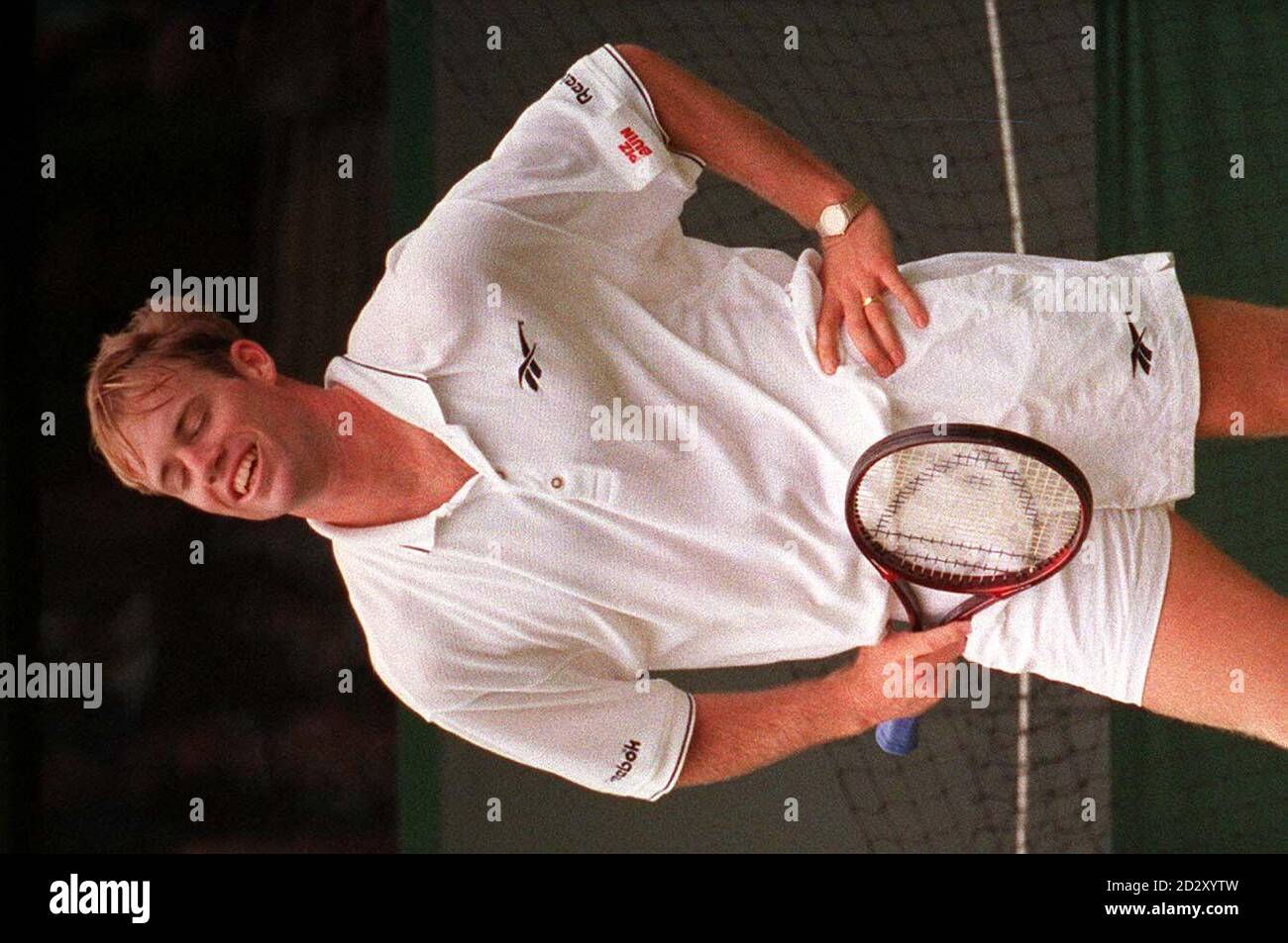 Der britische Mark Petchey schafft ein Lächeln, obwohl er heute Nachmittag (Montag) auf dem 1. Gericht gegen den deutschen Boris Becker einen Punkt verloren hat. Becker gewann das Spiel 6-3 6-3 mit 6:2. Foto von Fiona Hanson/PA. Stockfoto