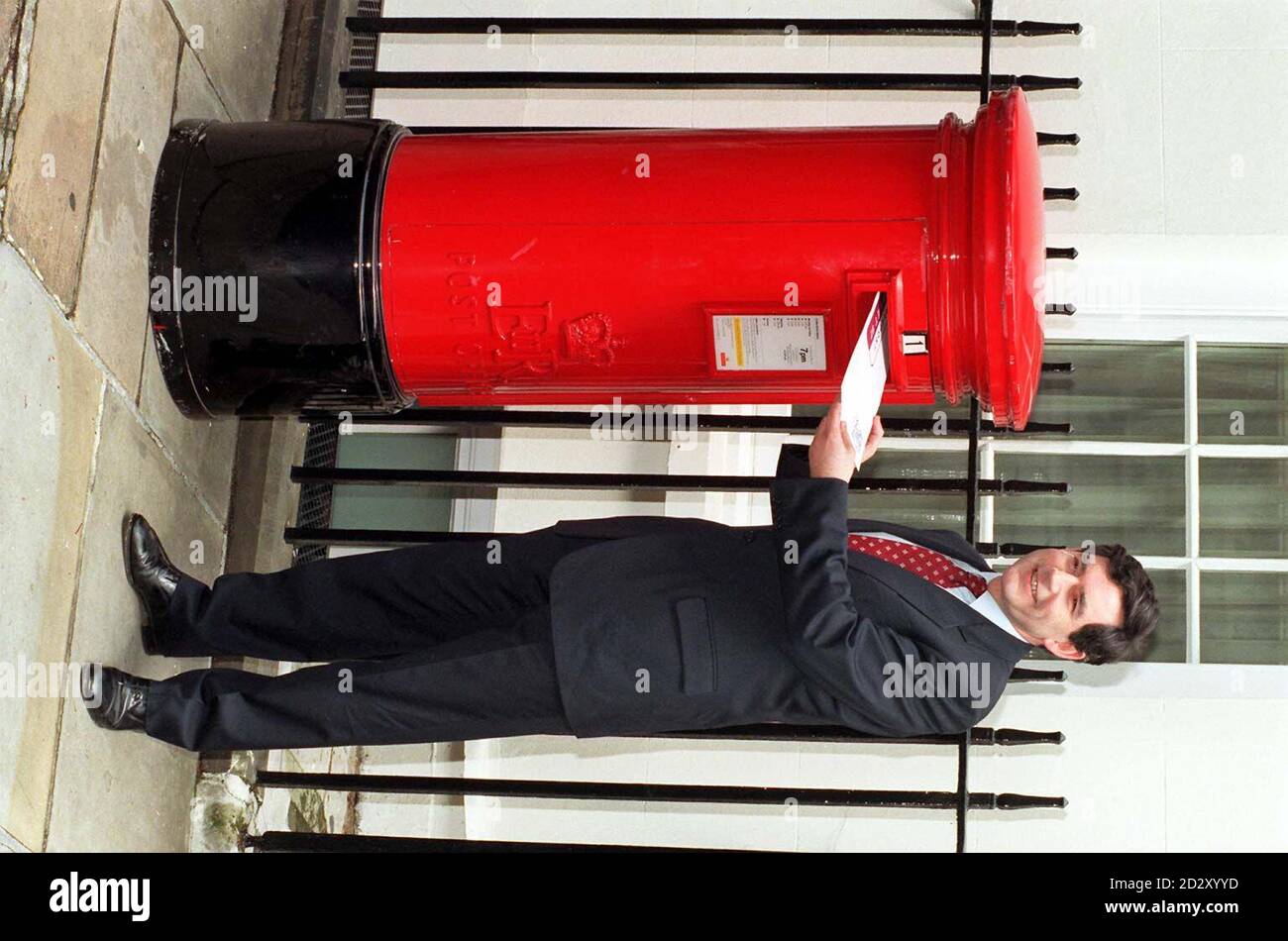 Bundeskanzler Gordon Brown vor der Downing Street Nr. 11 (Di) enthüllt Labours neue Art, den Haushalt den einfachen Menschen näher zu bringen. Jeder wird die Möglichkeit erhalten, verständliche Informationen über die Wirtschaftspolitik des Kanzlers zu erhalten, indem er eine Anfrage für den "Budget made easy"-Leitfaden an das Finanzministerium sendet. Sehen Sie sich die PA-Geschichte an. Foto von Peter Jordan/PA Stockfoto