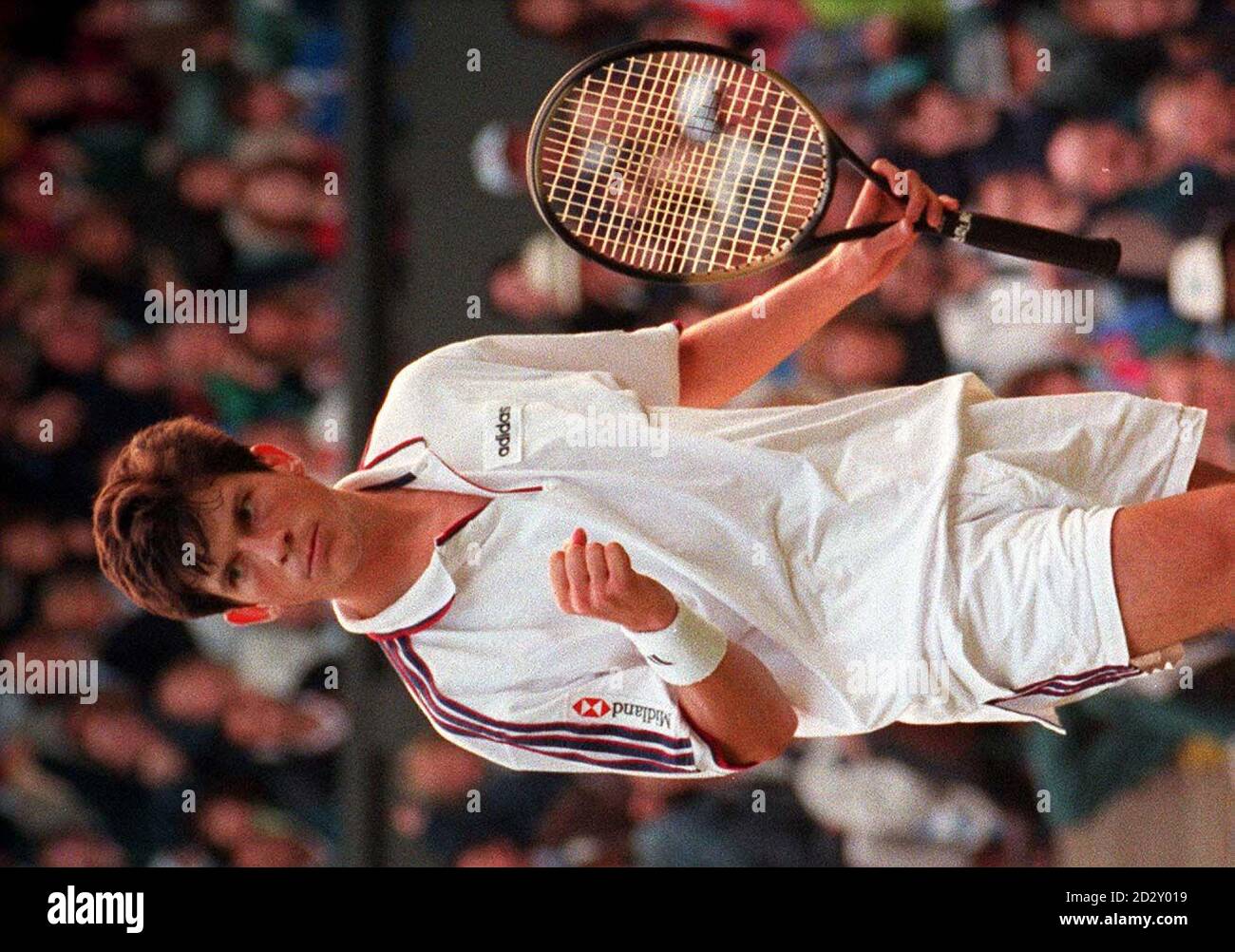 Tim Henman klatscht seine Faust, nachdem er heute Abend (Dienstag) einen Punkt von Titelverteidiger Richard Krajicek auf dem Center Court gewonnen hat. Das Spiel wurde wegen schlechten Lichts bis morgen unterbrochen, mit Henman zwei Sätzen auf eins. Foto von Adam Butler/PA. Stockfoto