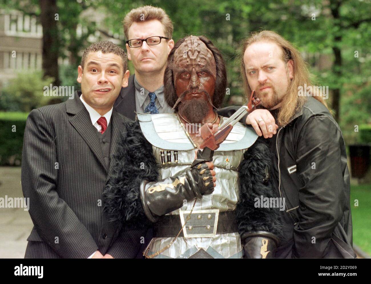 Comedians (von links nach rechts) Craig Charles, Greg Proops, A Cling On und Bill Bailey posieren für die Medien während einer Pressekonferenz heute (Donnerstag), um für die kommende neue Serie namens Space Cadets zu werben. Space Cadets werden am Dienstag, den 15. juli, auf Channel Four gezeigt und laufen für einen Zeitraum von 10 Wochen. Foto von David Westing/PA. Sehen Sie sich PA Story an. Stockfoto