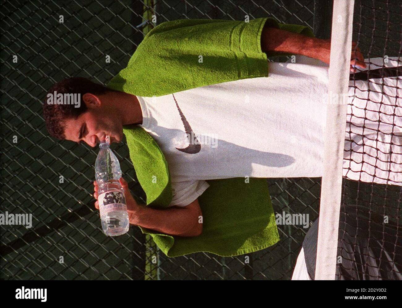 No1 Seed Pete Sampras nimmt heute Nachmittag (Samstag) ein Getränk Wasser auf den Übungsplätzen. Der Amerikaner trifft Cedric Pioline von Frankreich am Centre Court morgen für sein viertes Wimbledon-Finale. Foto von Adam Butler/PA. Stockfoto