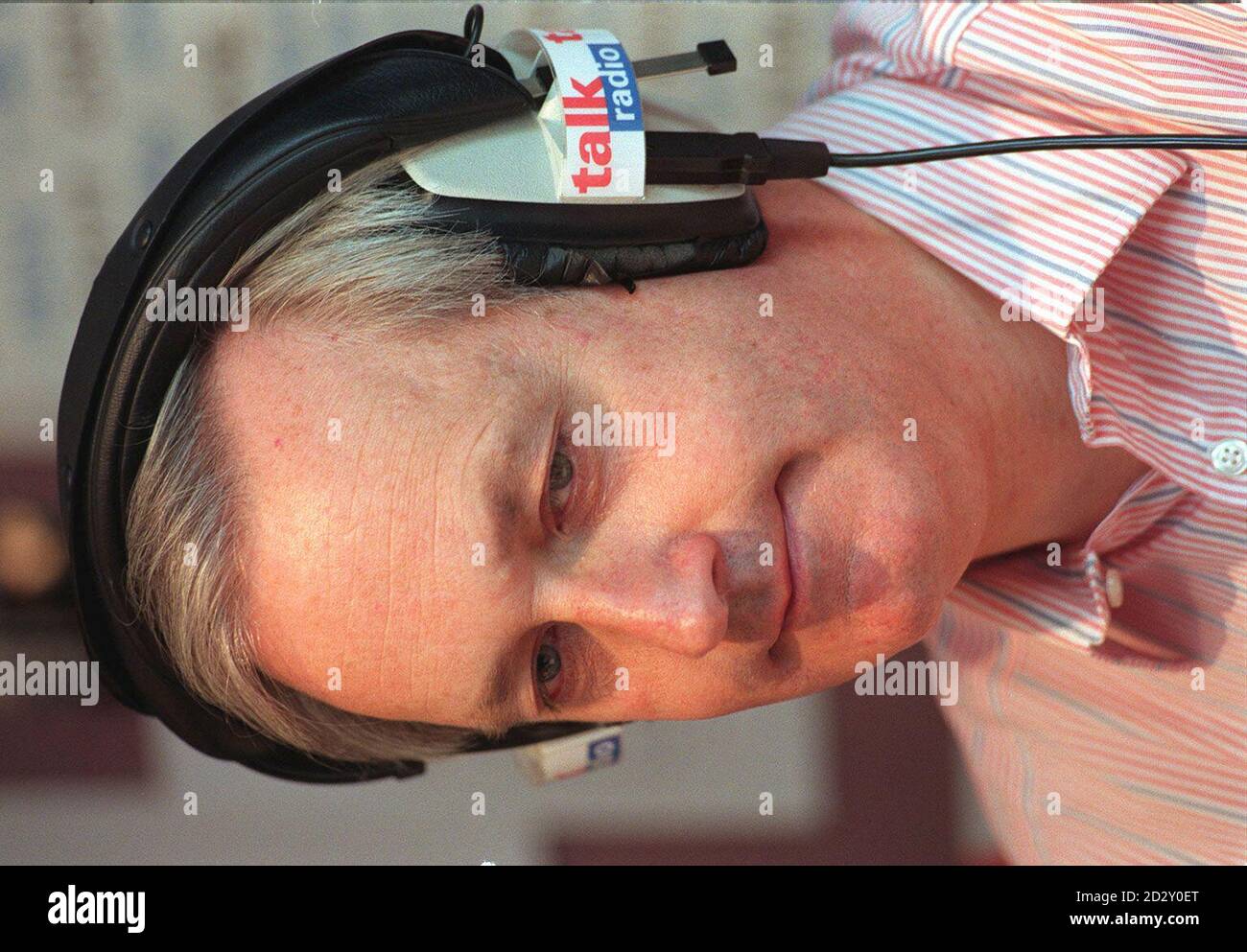 Neil Hamilton, ehemaliger Abgeordneter von Tatton, Cheshire, hört Anrufer heute (Montag) während eines Telefongesprächvorgangs auf Talk Radio in der Londoner Oxford Street. Foto von David Cheskin/PA Stockfoto