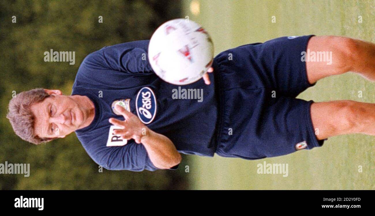 Der neue Manager von Blackburn Rovers, Roy Hodgson, prüft seine Spieler auf Herz und Nieren, während sie das Training für die neue Saison wieder aufnehmen. 27/4/99 : Hodgson wurde bis zum Ende der Saison zum Chef von Inter Mailand ernannt, nachdem er im November 1998 von Rovers entlassen wurde. Stockfoto