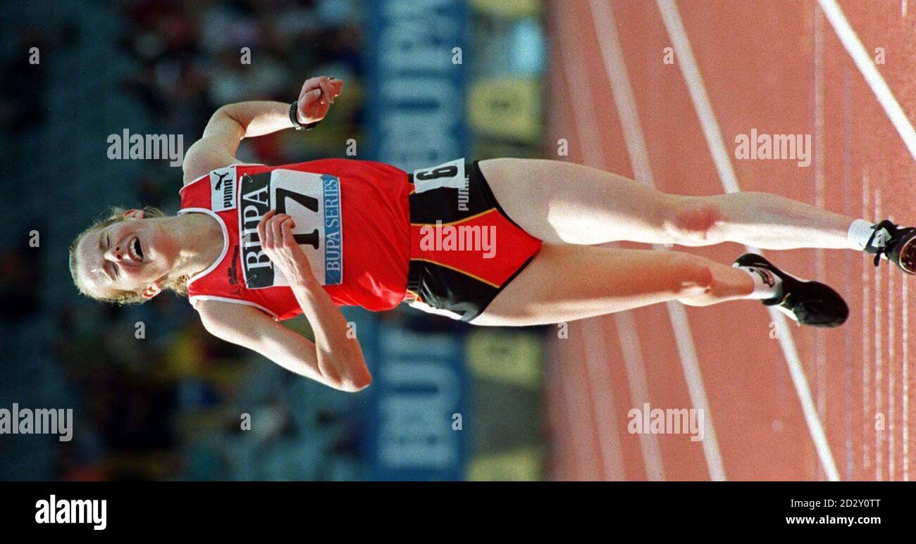 Yvonne Murray auf dem Weg zum zweiten Platz beim 5000m Damenfinale bei den BUPA British Championships in Birmingham heute (Sonntag). Foto von JOHN GILES/PA Stockfoto