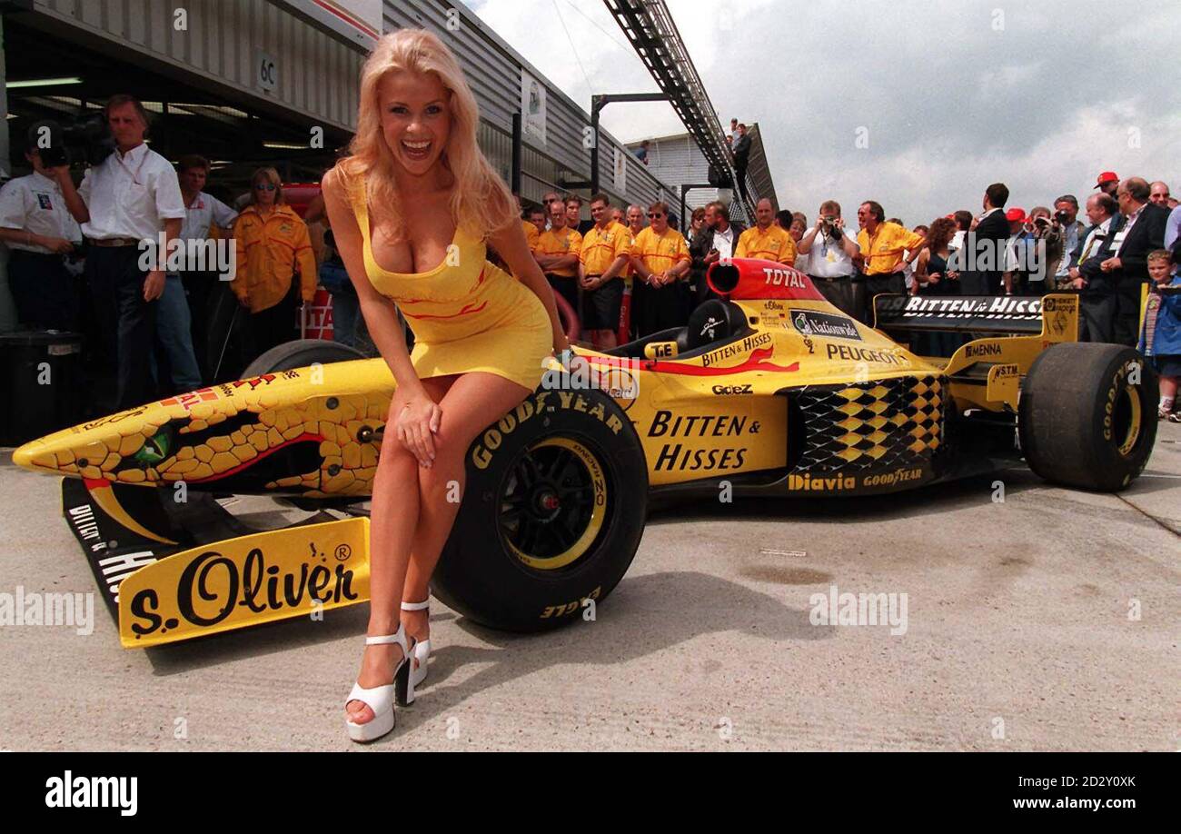 Seite drei Modell Melinda Messenger besuchte heute (Sonntag) die Jordan-Grube in Silverstone Curcuit, wo Jordanien heute Nachmittag beim British Grand Prix antritt. Foto von Owen Humphys/PA. Stockfoto