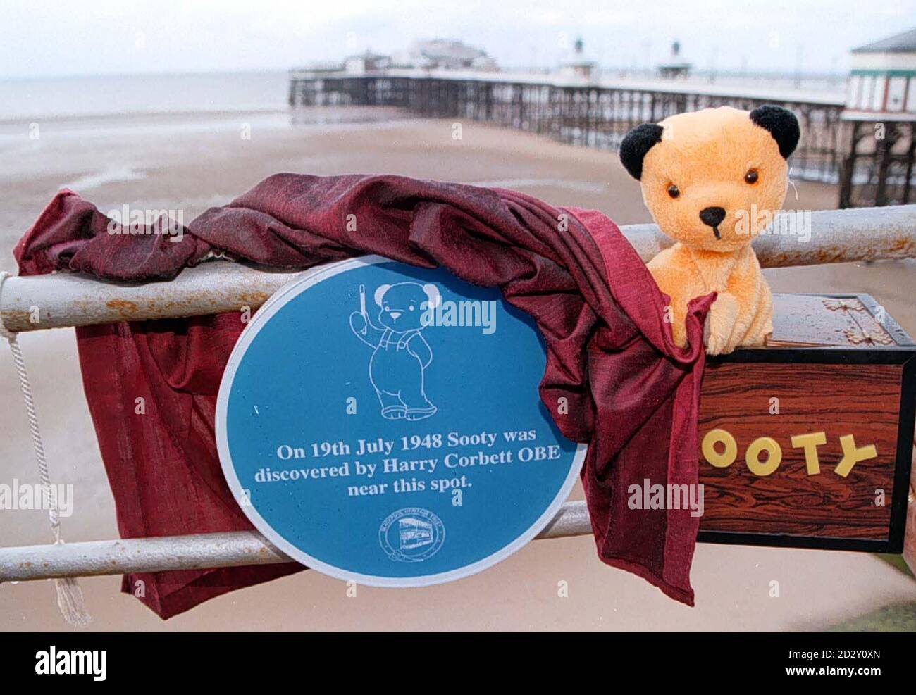 Einer der berühmtesten Söhne von Blackpool, Sooty, wird mit einer speziellen Gedenktafel geehrt, die den Ort am North Pier markiert, an dem er vor fast 50 Jahren von Harry Corbett entdeckt wurde. Pic Dave Kendall. Stockfoto