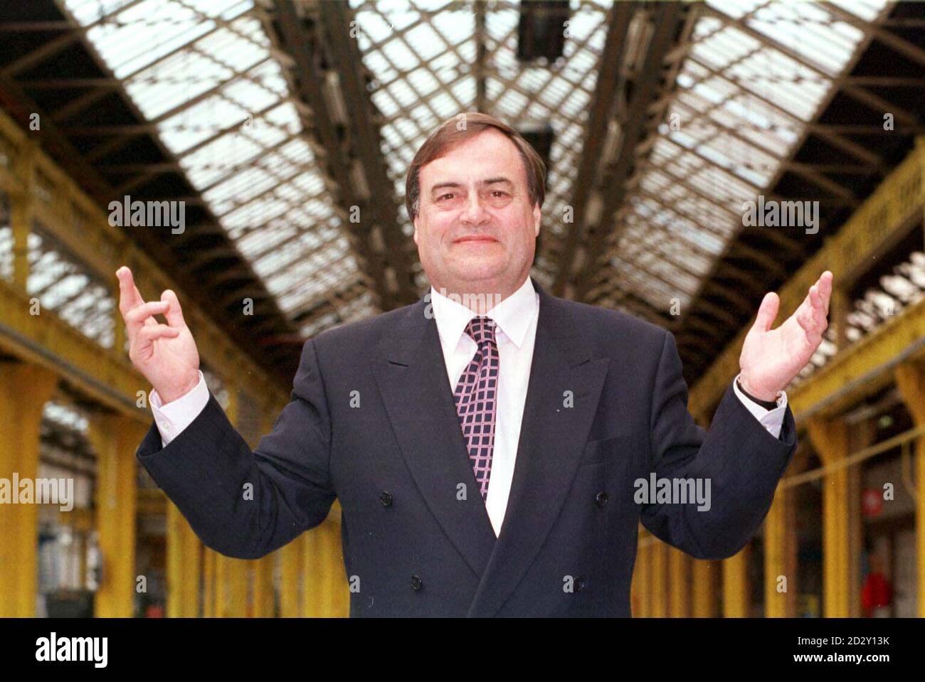 Stellvertretender Ministerpräsident John Prescott in einem der alten ABB Carriage Works Schuppen, die nun von der amerikanischen Thrall wiedereröffnet werden. Siehe PA Story INDUSTRY Rail. Foto von Paul Barker/PA Stockfoto