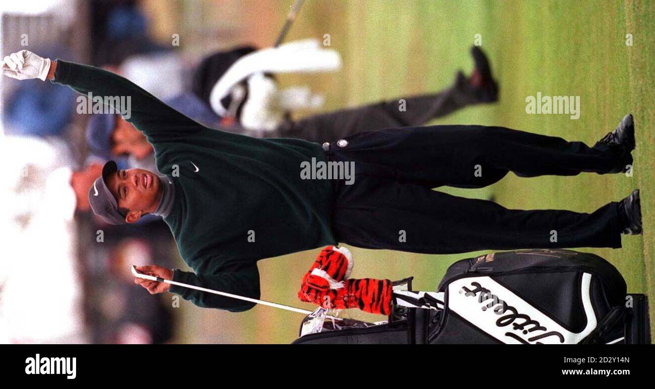 American Tiger Woods überprüft die Windrichtung vor der Vereinsselektion während einer Übungsrunde heute Morgen (Mittwoch) im Royal Troon. Woods tritt in der 126. Open Championship an, die morgen beginnt. Foto von Adam Butler/PA Stockfoto