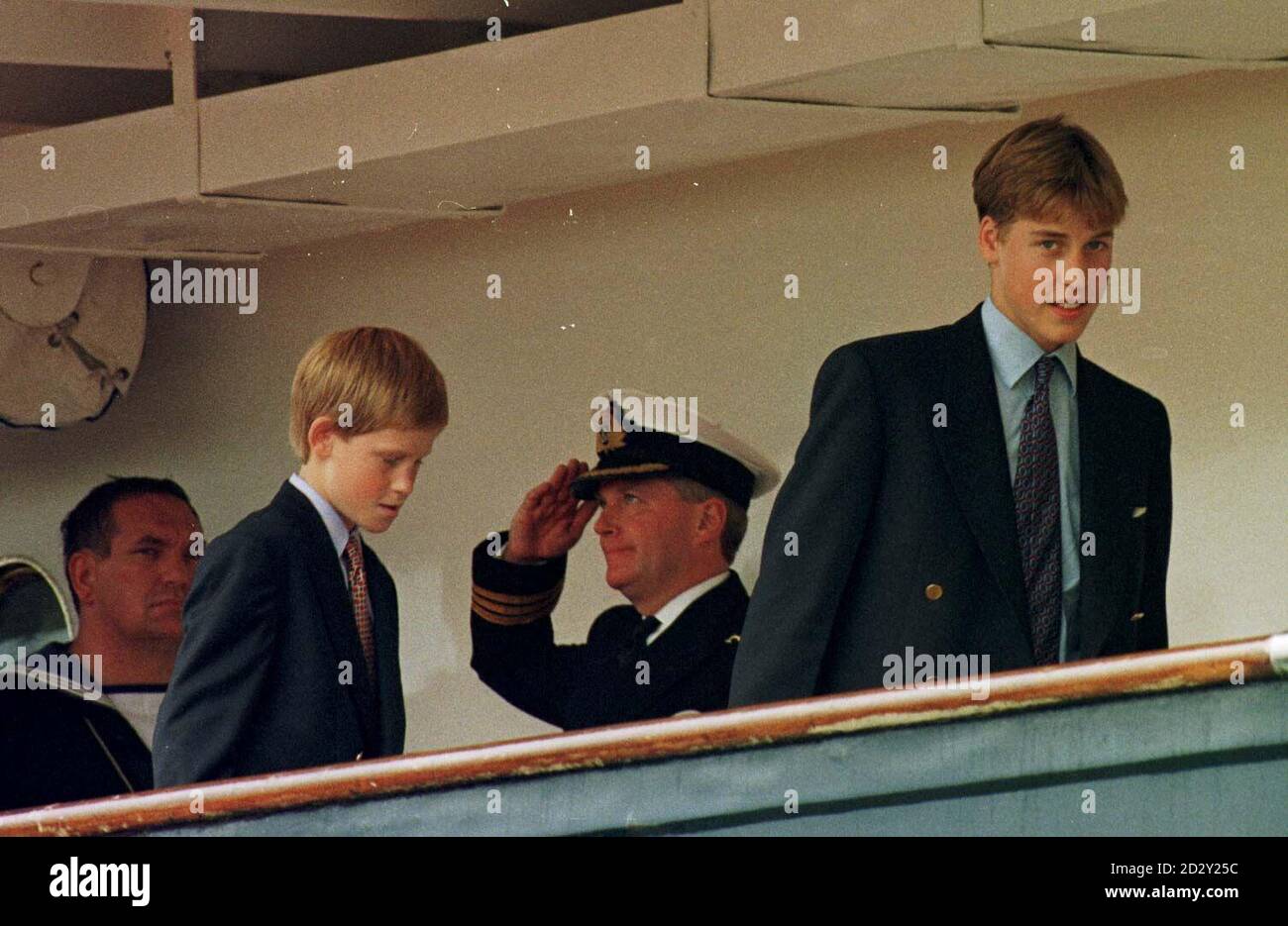Die Prinzen William und Harry begleiten die königliche Familie an Bord der Royal Yacht Britannia, während sie ihre jährliche Tour durch die westlichen Inseln auf der letzten offiziellen Reise der Yacht Unternehmen.BILD VON PAUL EDWARDS SUN ROTA 7.8.97 Stockfoto