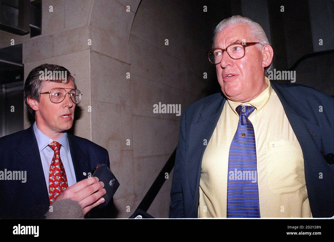 DUP-Chef Ian Paisley (rechts) und sein Stellvertreter Peter Robinson werden heute (Donnerstag) nach Gesprächen mit dem nordirischen Sekretär Mo Mowlam von den Medien bei der Mill Bank in London interviewt. Siehe PA Story ULSTER Talks. Foto von Sam Pearce. Stockfoto