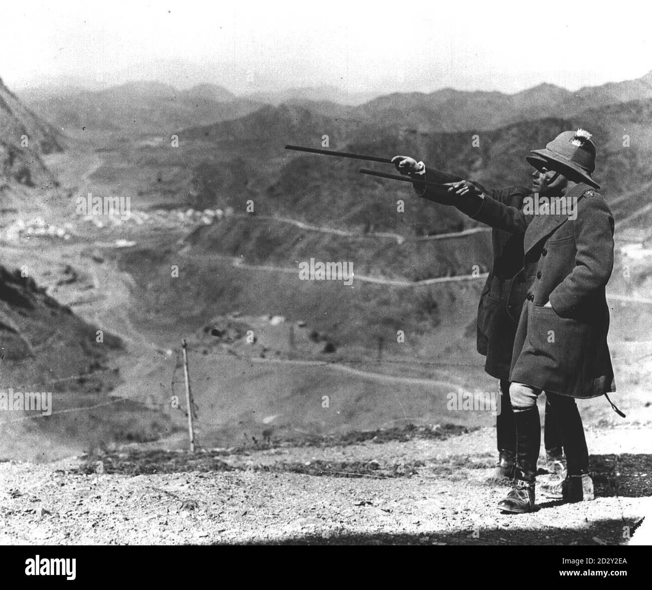 DER BRITISCHE RAJ: Der Prinz von Wales besucht den Khyber Pass. Lieut. General Barrow erklärt die Sehenswürdigkeiten von HRH auf dem Grat mit Blick auf die britisch-afghanische Grenze. Das Landi Khana, ein britischer Pfosten, ist im Tal und in der Ferne sind die afghanischen Berge. Stockfoto