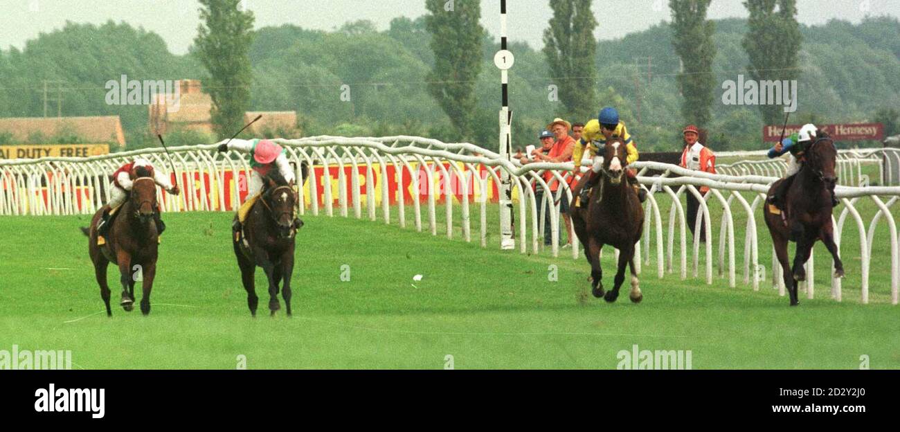 Dushyantor (2. Links) mit Kieren Fallon auf dem Weg zum Gewinn des Group Two Tripleprint Geoffrey Freer Stakes in Newbury an diesem Nachmittag (Samstag). Das Henry Cecil-trainierte hengstfohlen kam früh in Ruhe, um zwei Furlongs zu führen, bevor es zu stark auf dem Hals blieb für Panama City (rechts), der Zweiter wurde, mit Odds-on-Favorit Shantou (links) einen Kopf weiter auf dem dritten Platz. Strategische Wahl mit Pat Eddery oben (2. Rechts) wurde 4. Foto von David Giles. Siehe PA Story RACING Newbury. Stockfoto