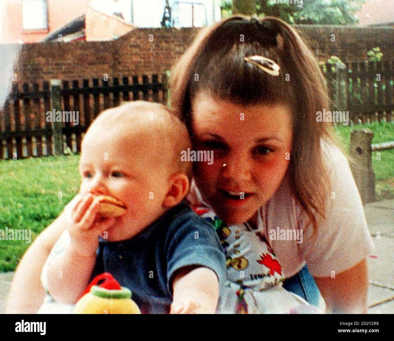 Undated Collect Foto der 13-jährigen Jessica Downes mit ihrem kleinen Bruder Joshua. Jessicas Leichnam wurde in einem dichten Buschland hinter einem Pub in der Nähe von Oldbury, West Midlands, am Sonntagabend gefunden. Die heutige Polizei (Di) gab zu, dass sie sich noch immer nicht sicher seien, ob das Schulmädchen ermordet wurde oder einem "tragischen Unfall" zum Opfer fiel. Siehe PA Geschichte POLIZEI Jessica. Stockfoto